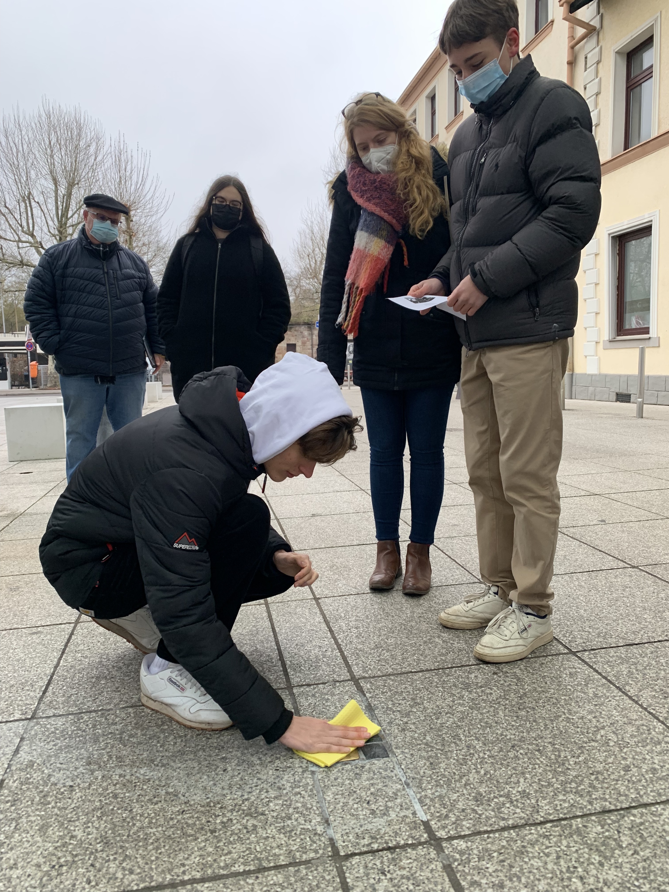 Saarlouiser Schüler putzen Stolpersteine. Foto: Ute KIrch