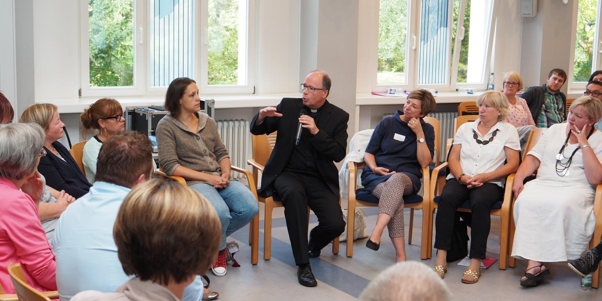 Bischof Ackermann im Austausch mit den Gemeindereferentinnen und -referenten