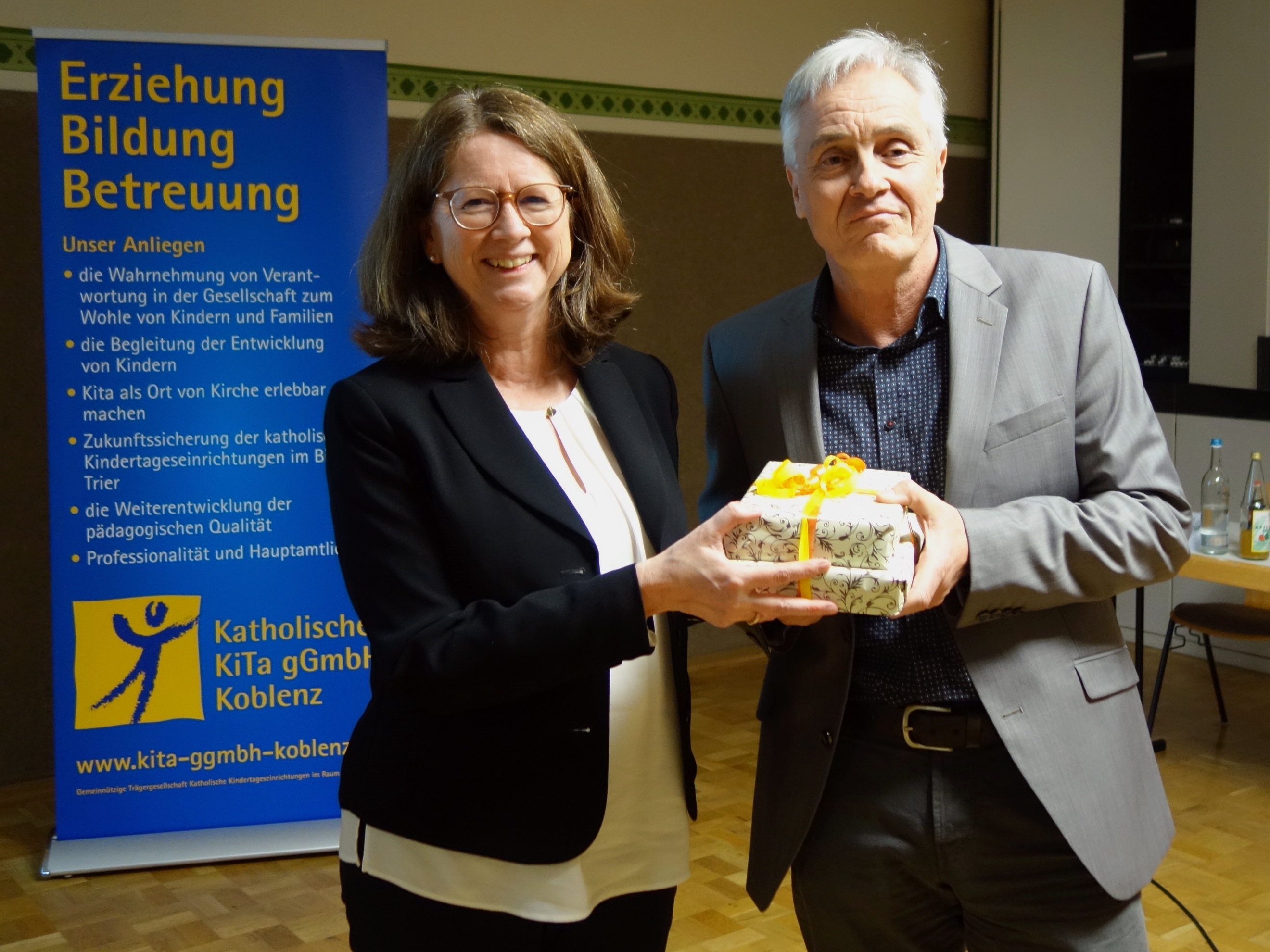 Aufsichtsratsvorsitzende Mechthild Schabo überreicht dem ehemaligen Geschäftsführer Willi Kaspari zum Abschied ein Geschenk. Foto: Julia Fröder