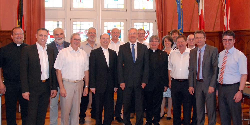 Gruppenbild vor dem Gespräch, in der Mitte Weihbischof Robert Brahm mit Landrat Udo Recktenwald