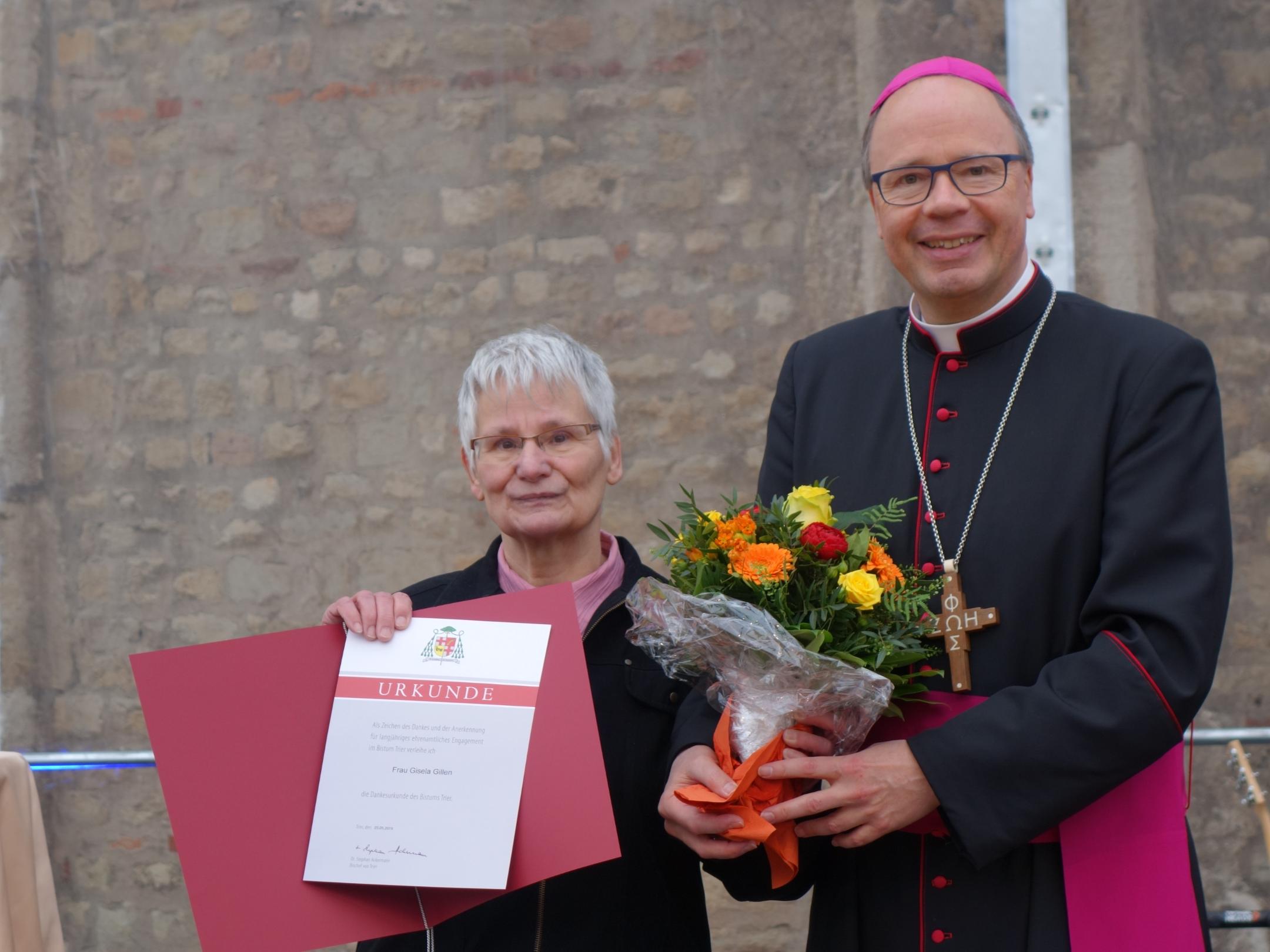 Gisela Gillen mit Bischof Ackermann