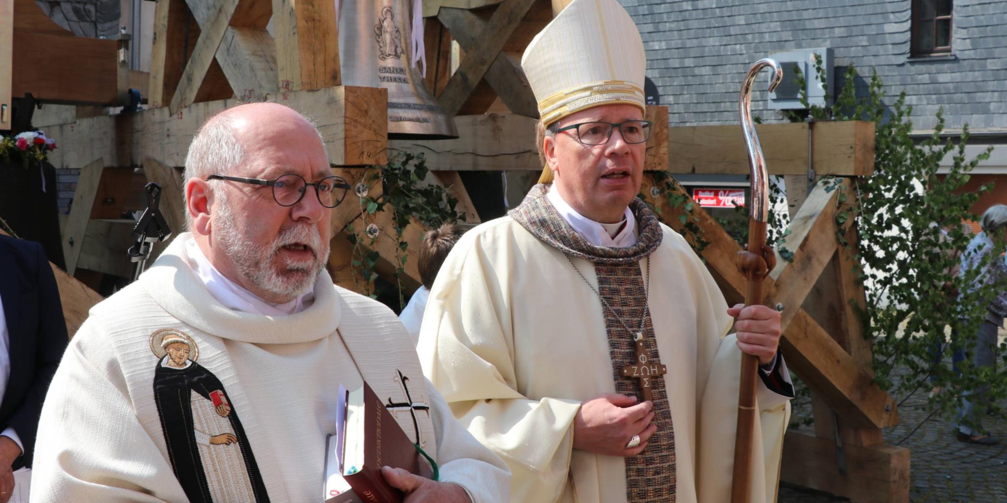 Bischof Dr. Stephan Ackermann (rechts) gemeinsam bei der Glockenweihe mit Pfarrer Ludwig Krag. Foto: Christoph Strouvelle