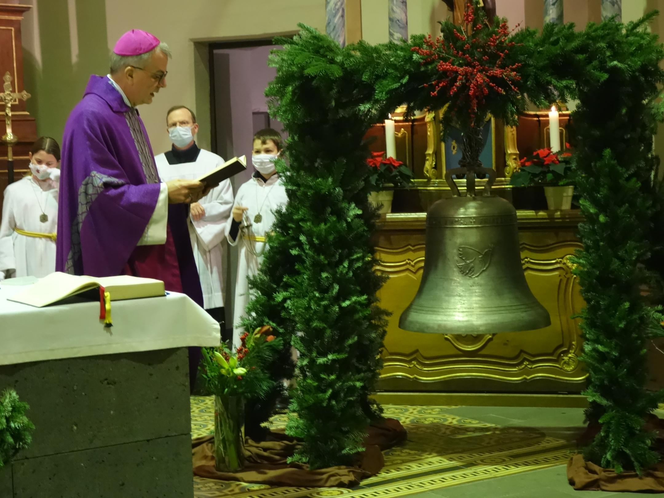 Weihbischof Peters beim Weihen der neuen Friedensglocke. Foto: Julia Fröder/Bistum Trier