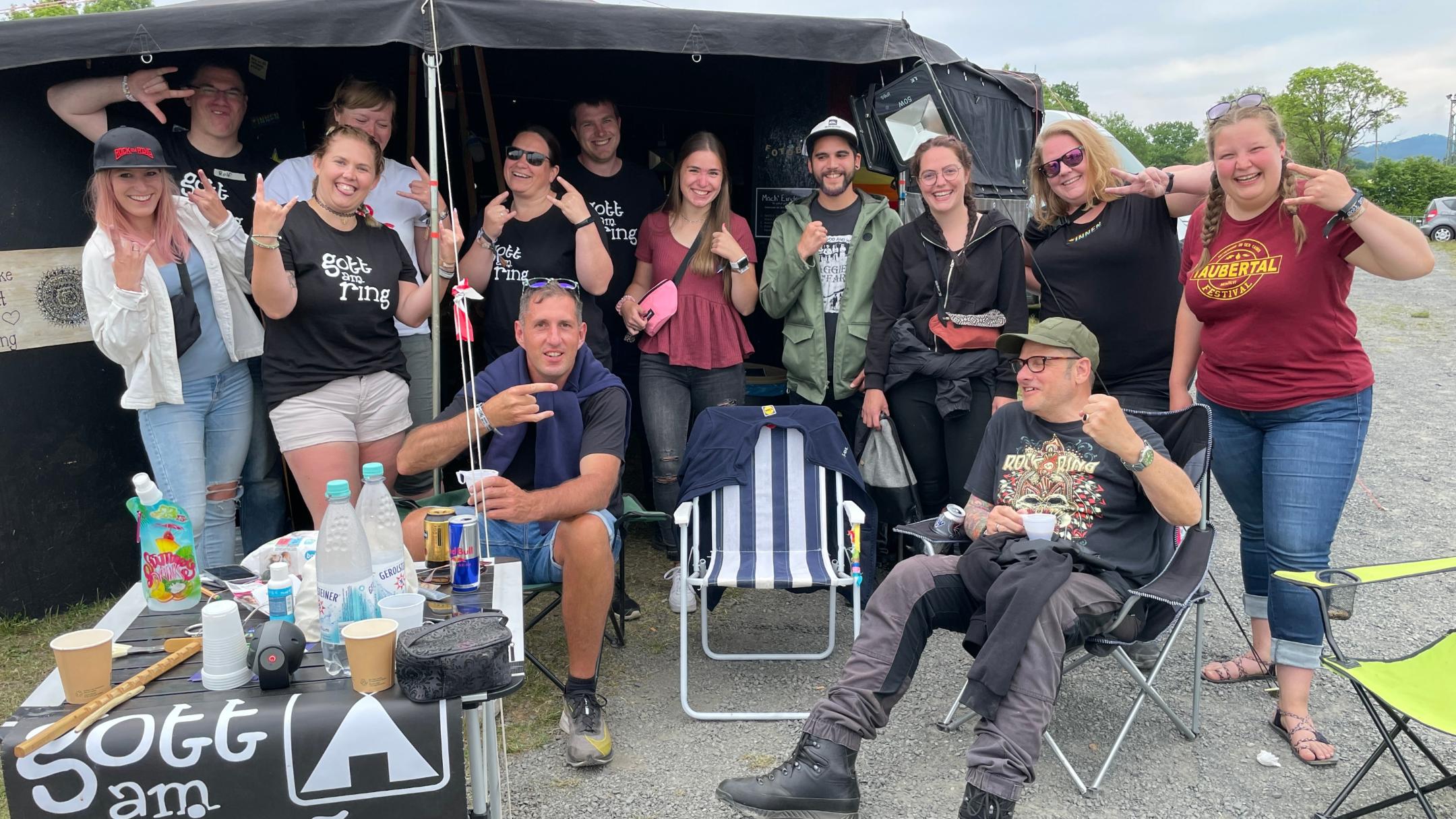 Das Team von Gott am Ring vor der schwarzen Jurte auf Parkplatz A2.