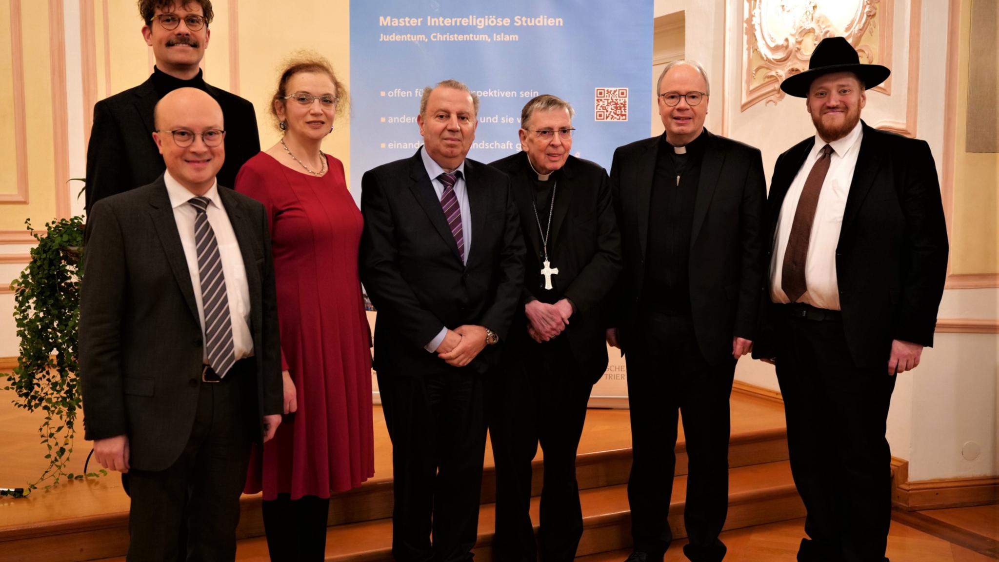 V.l.n.r.: Johannes Brantl, Dennis Halft, Jeanna Bakal, Avadislav Avadiev, Kurt Kardinal Koch, Bischof Ackermann, Rabbi David Schwezoff. (Fotos: Inge Hülpes/Bistum Trier)