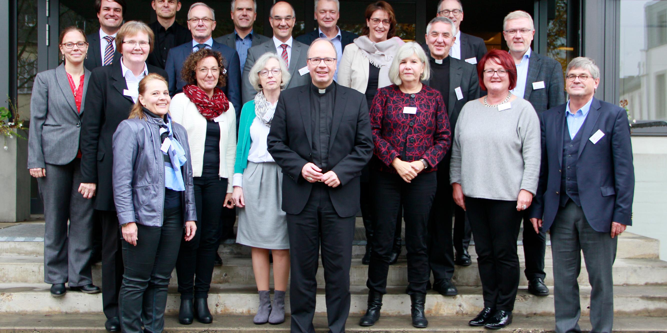 Treffen der Netzwerkpartner aus dem Gesundheits- und Sozialwesen in Trier (in der Mitte Bischof Dr. Stephan Ackermann; rechts dahinter Weihbischof Franz Josef Gebert)