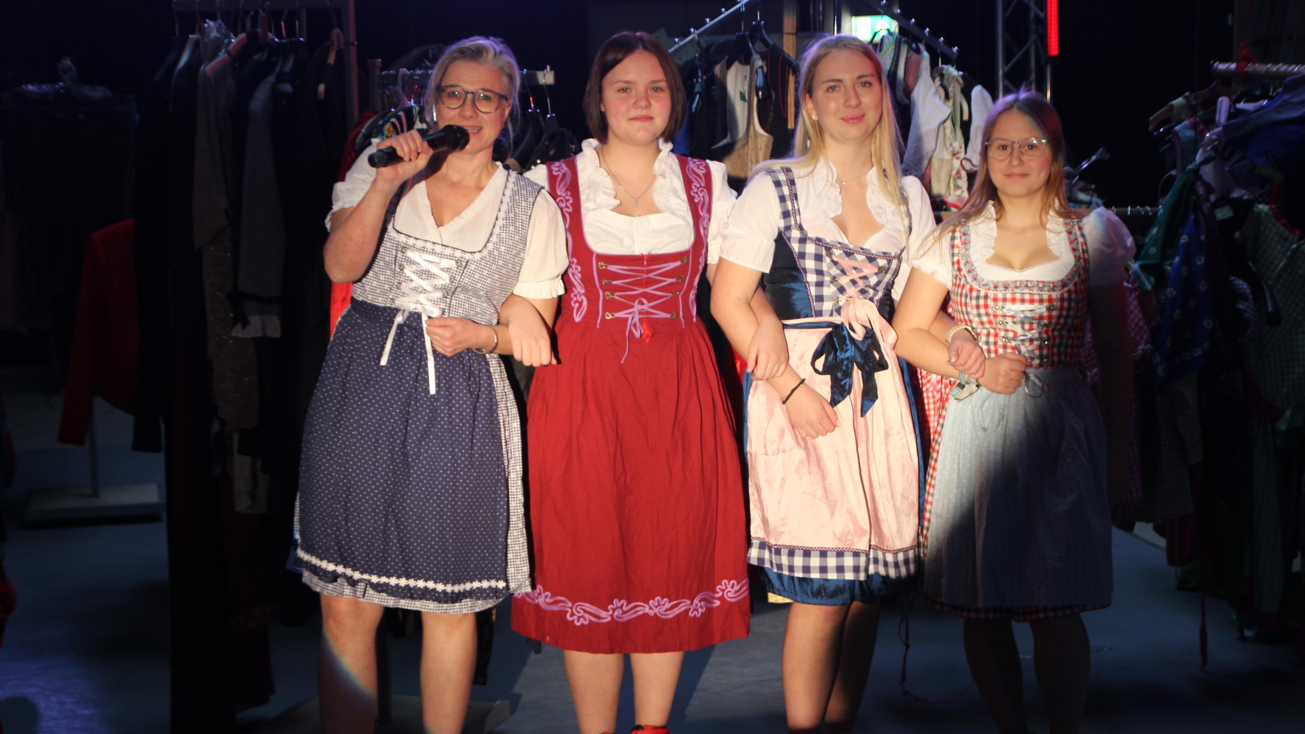 Gruppenbild im Trachten-Look bei der Modenschau. Foto: Claudia Jörg