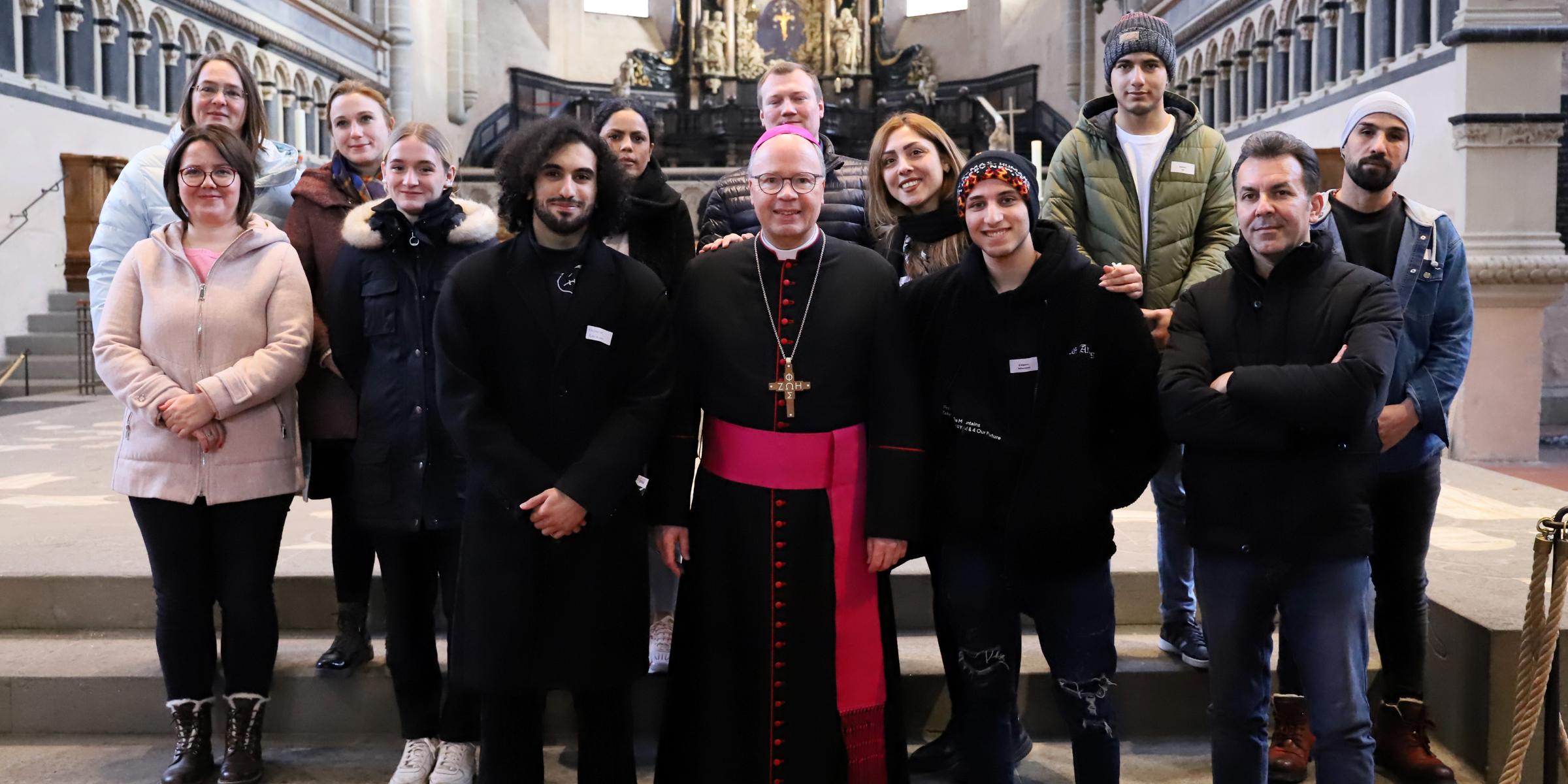 Gruppenfoto mit Bischof Dr. Stephan Ackermann (Mitte) Fotos: Simone Bastreri/Bistum Trier