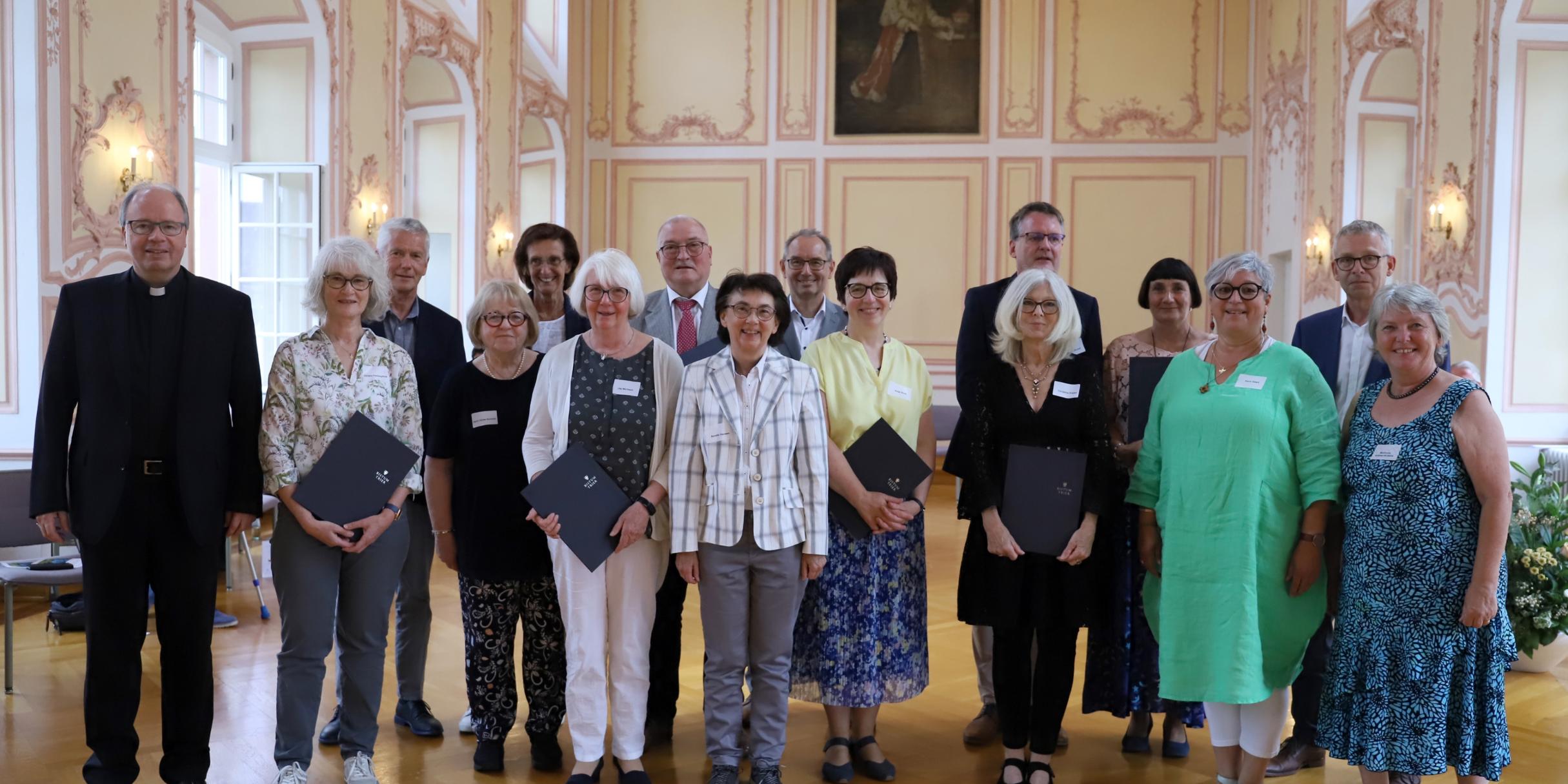 Gruppenfoto zusammen mit Bischof Ackermann (links) (Foto: Simone Bastreri/Bistum Trier)