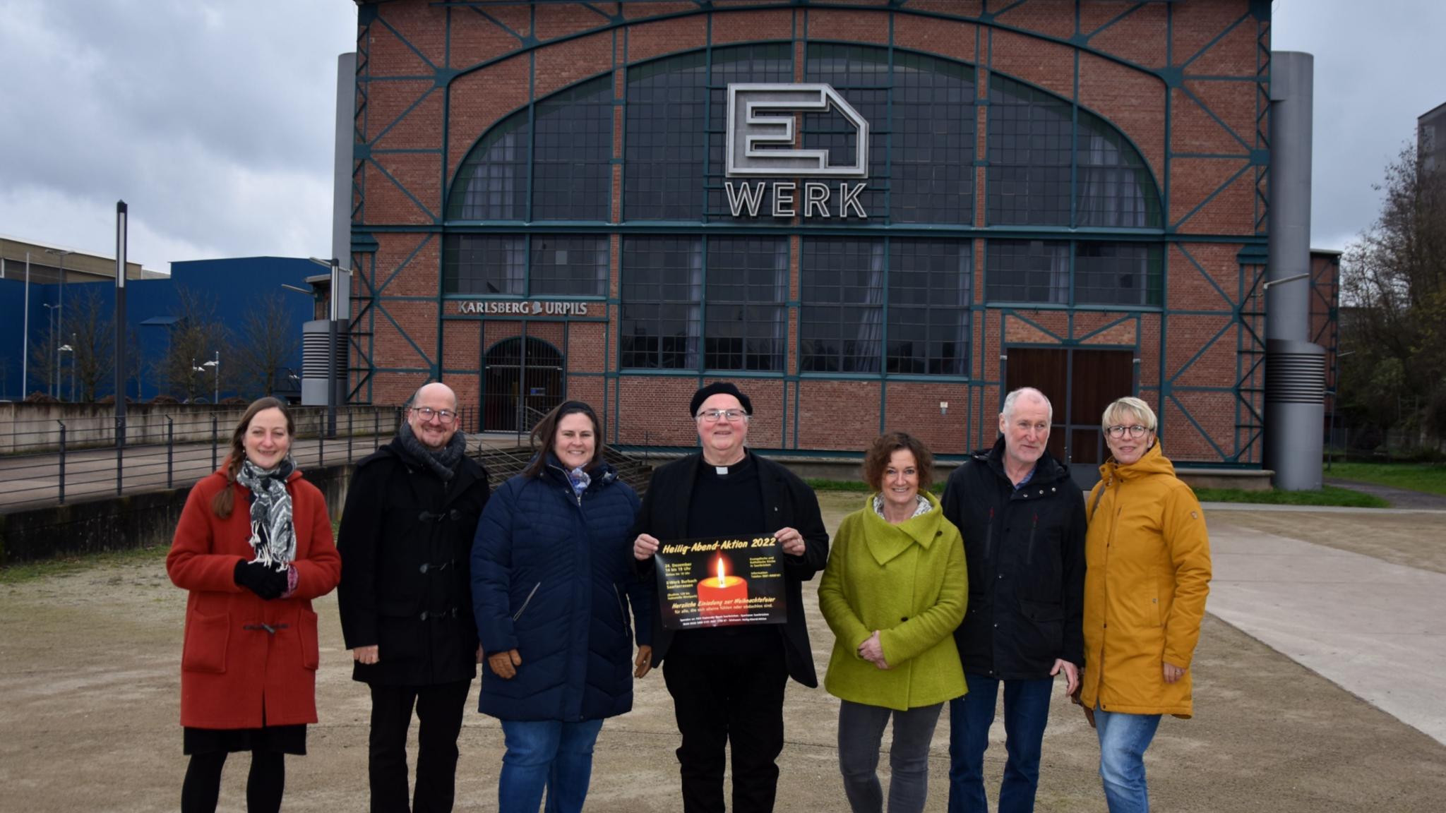 Pfarrerin Juliane Opiolla (Kirchenkreis Saar West) , Pfarrer Clemens Grünebach (Pastoraler Raum Saarbrücken), Tina Haase (Fachstelle Jugend), Diakon Horst-Peter Rauguth, Alexandra Klein (Fachstelle Jugend), Heiner Buchen und Monika Urbatsch (Pastoraler Raum Saarbrücken) (von links) vor dem E-Werk in Saarbrücken. Foto: Ute Kirch