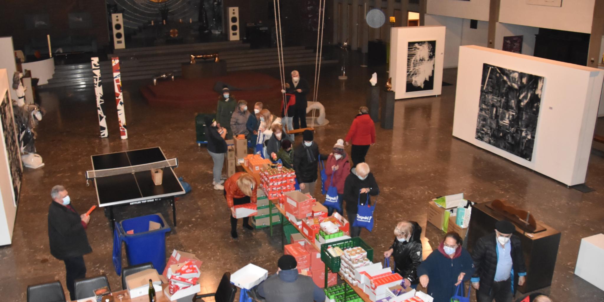 20 Ehrenamtliche packen über 200 Geschenketaschen für Bedürftige. Foto: Ute Kirch
