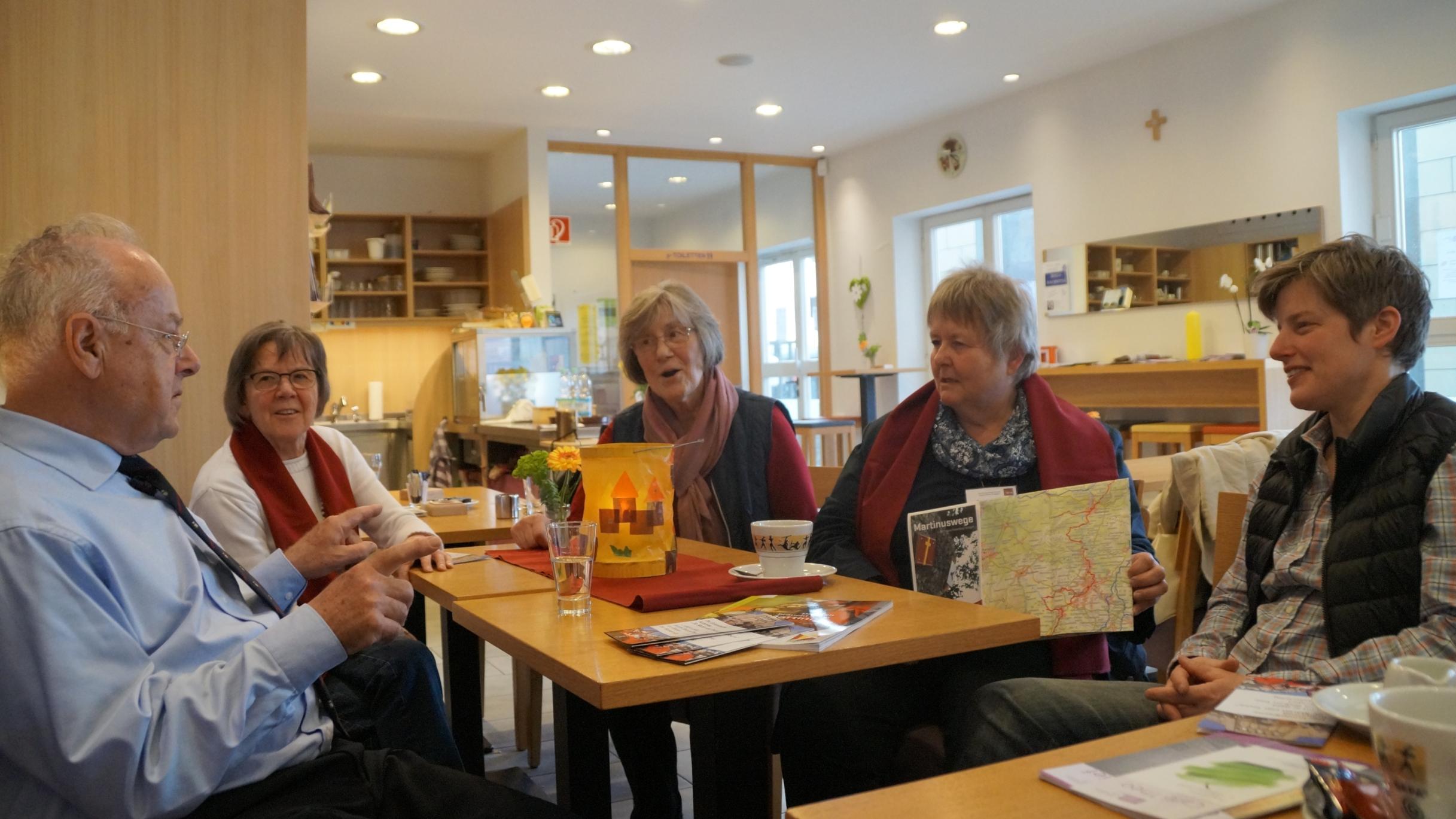 Im Erzählcafé tauschen Hans Georg Reuter, Doris Wiegand, Ellen Meyer, Barbara Gitzinger und Edith Hein Wissen und Erinnerungen an Traditionen rund um den Heiligen Martin aus.