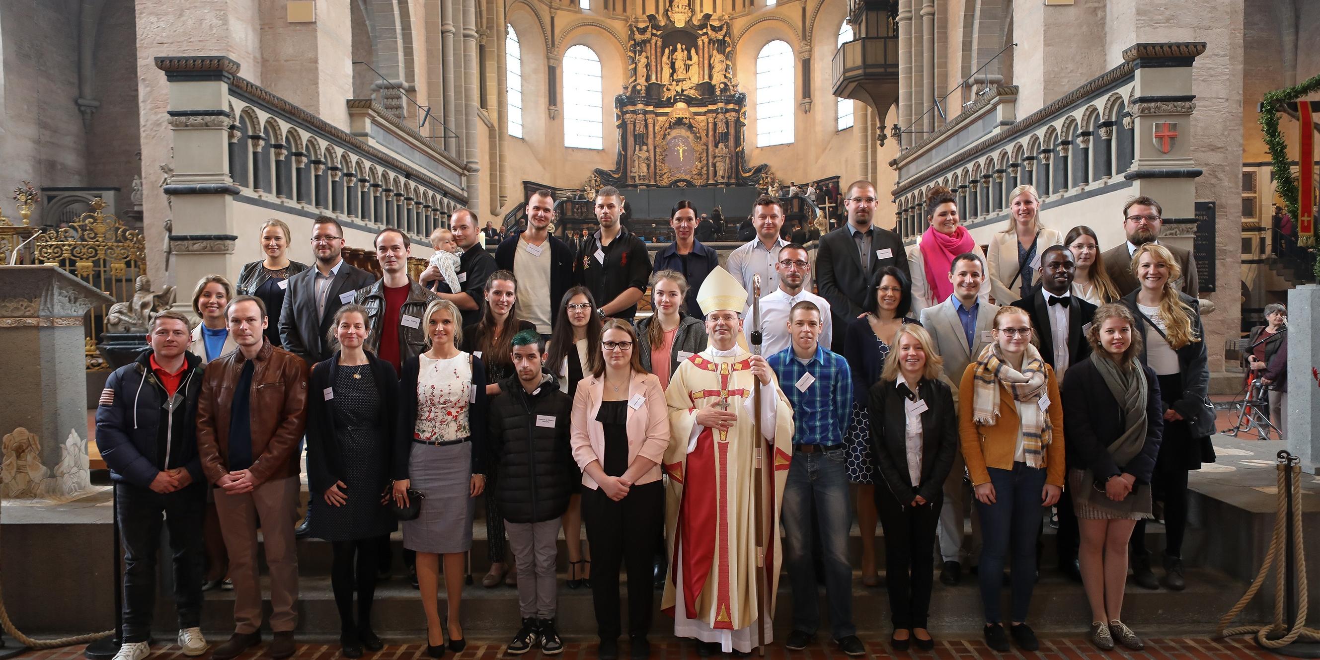 Gruppenbild mit Bischof: 37 Frauen und Männer hat Weihbischof Brahm (Mitte) gefirmt.
