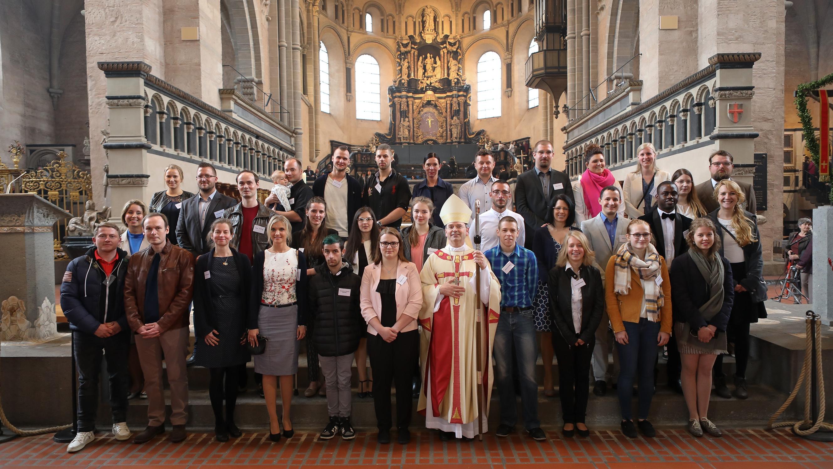 Gruppenbild mit Bischof: 37 Frauen und Männer hat Weihbischof Brahm (Mitte) gefirmt.