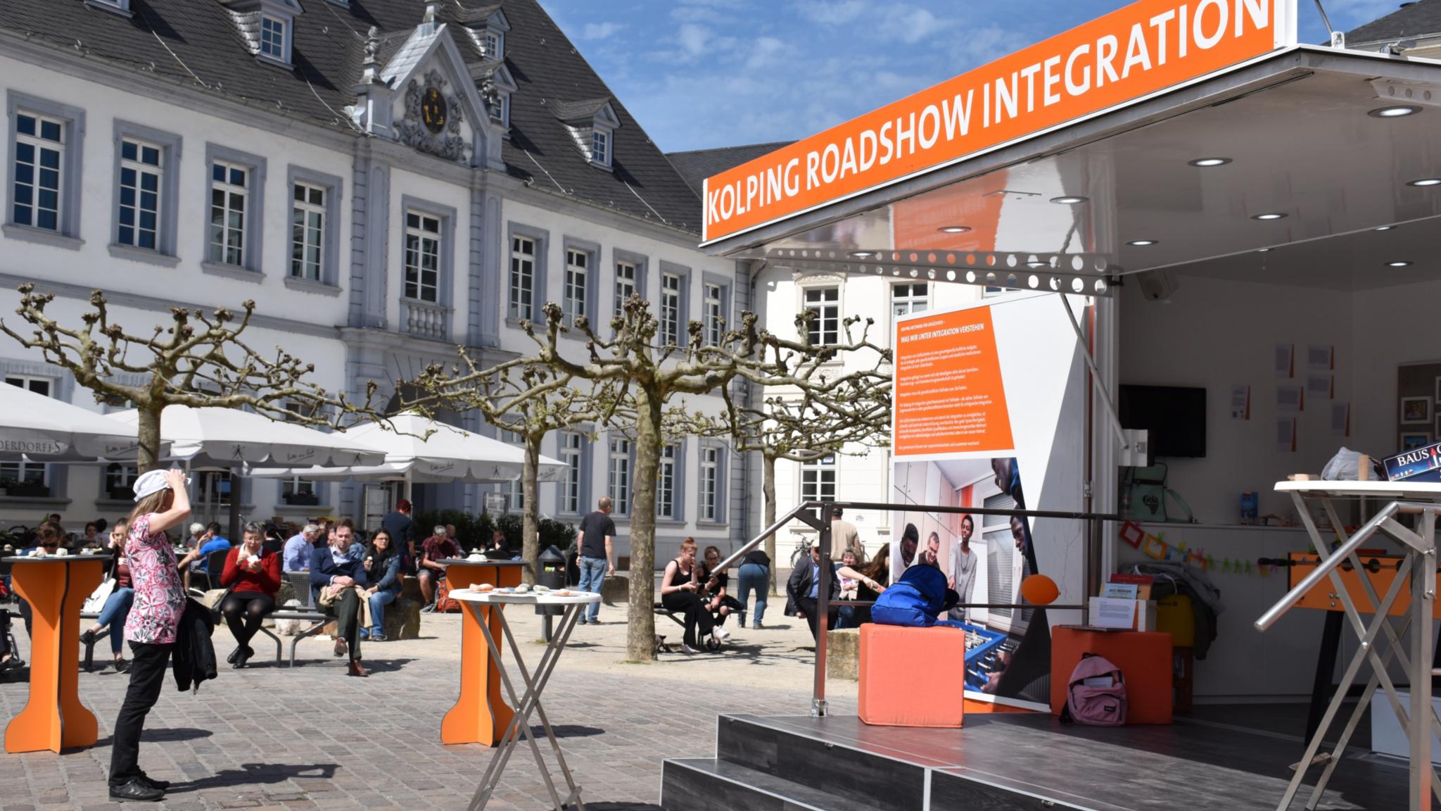 Auf dem Domfreihof informiert die Kolping Roadshow über geflüchtete Menschen.