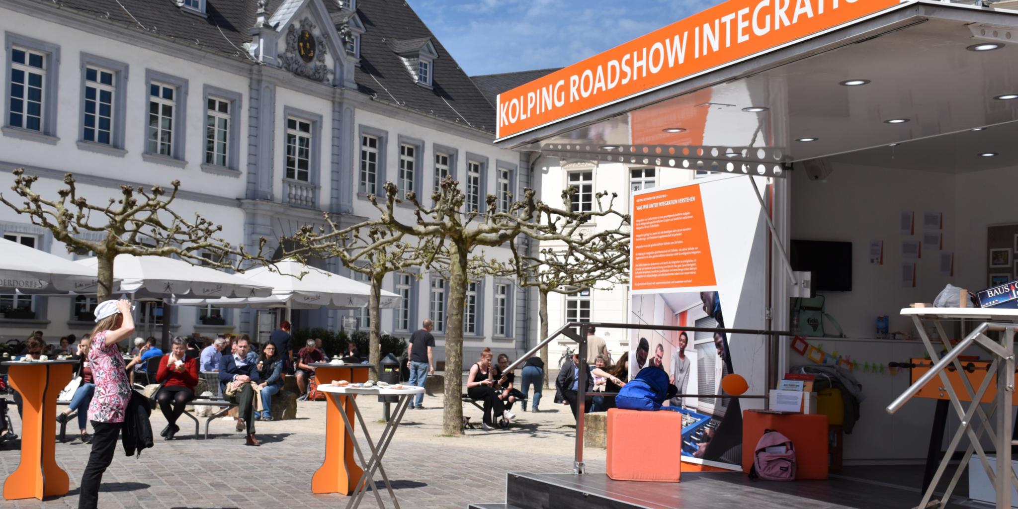 Auf dem Domfreihof informiert die Kolping Roadshow über geflüchtete Menschen.