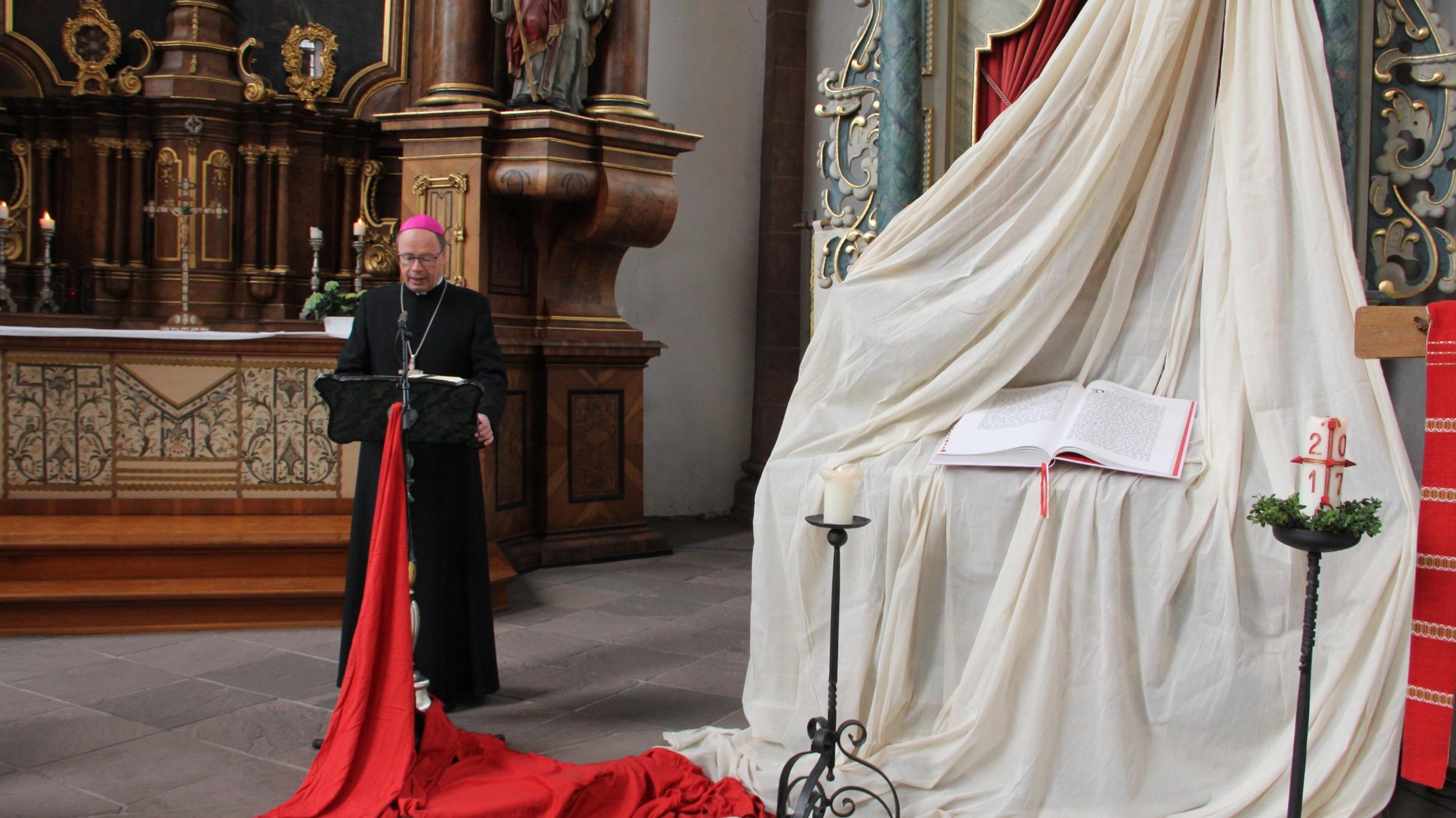 Auch Bischof Ackermann gehörte zu den Lesern aus der Lutherbibel - er las aus dem Galaterbrief.