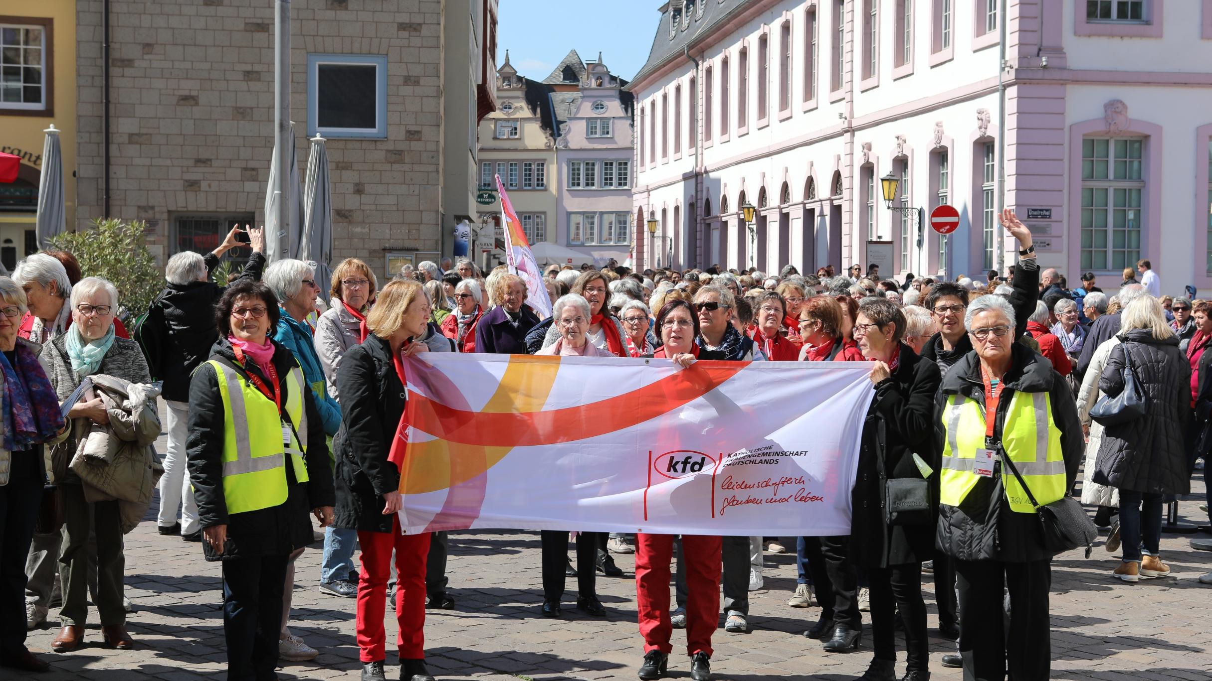 Singend zogen die rund 400 Frauen zum Dom.