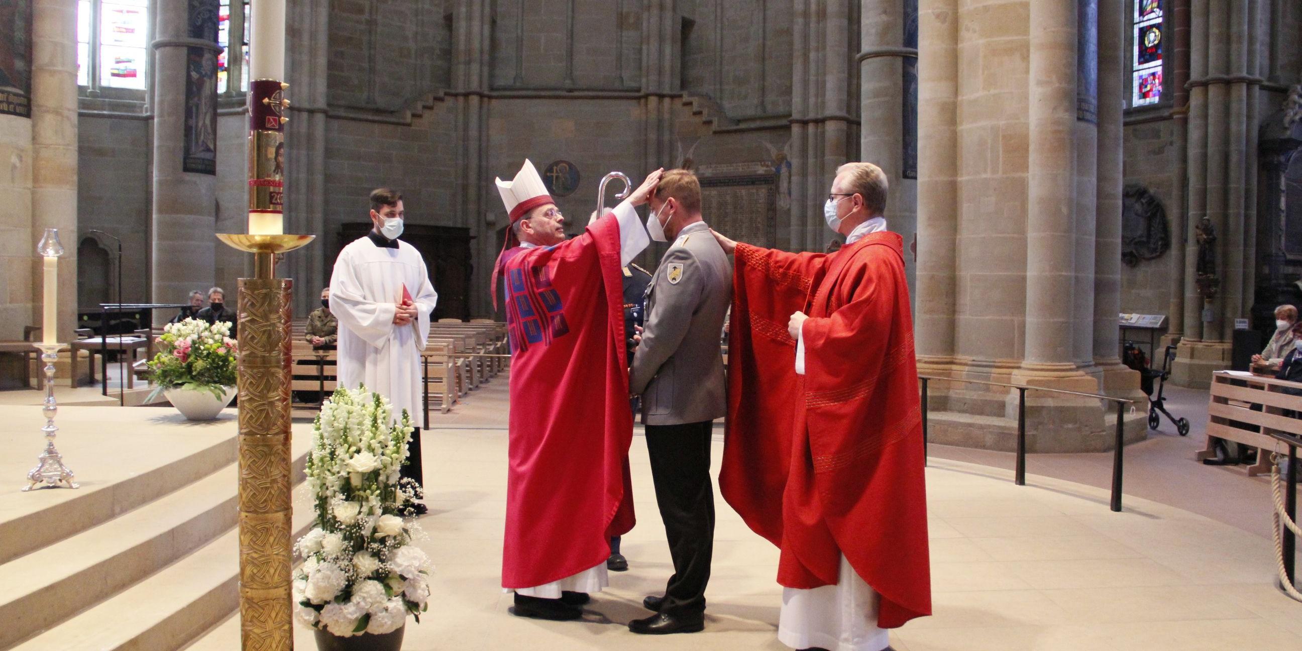 Weihbischof Brahm spendet dem Soldaten Michael H. das Sakrament der Firmung (Foto: J. Rupp/Bistum Trier)