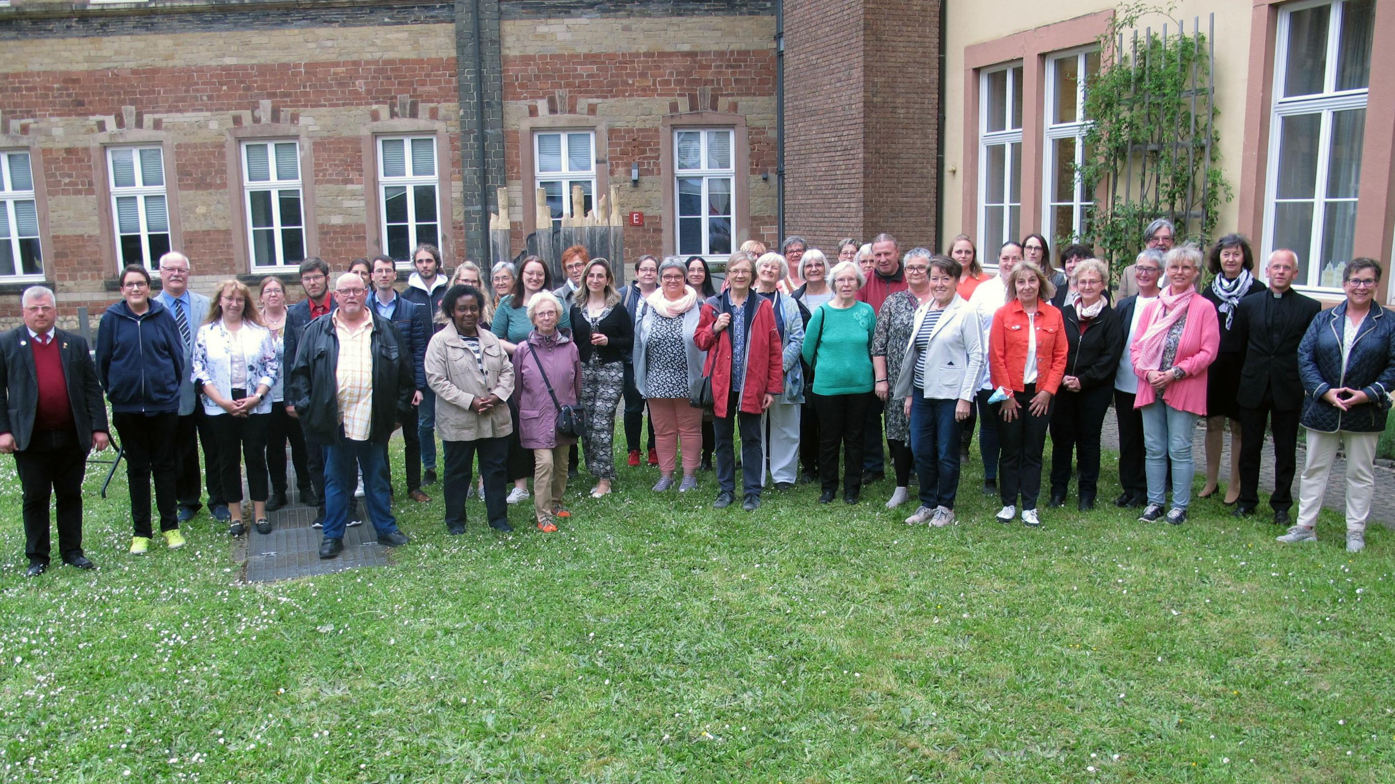 Gruppenbild mit Pfarrer Carsten Rupp vom Arbeitsbereich Liturgie im Bistum Trier (2.v.r.) (Foto: Stefan Schneider/Bistum Trier)