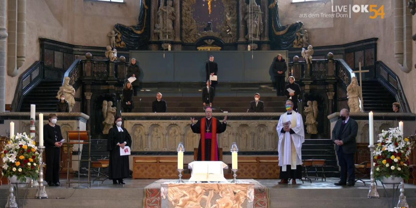 Vertreterinnen und Vertreter aus der Ökumene stehen mit Bischof Ackermann am Altar im Trierer Dom (Screenshot Bistum Trier)