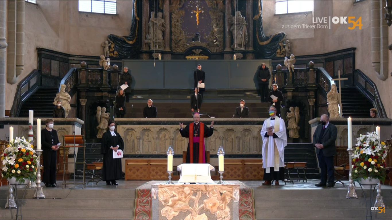 Vertreterinnen und Vertreter aus der Ökumene stehen mit Bischof Ackermann am Altar im Trierer Dom (Screenshot Bistum Trier)