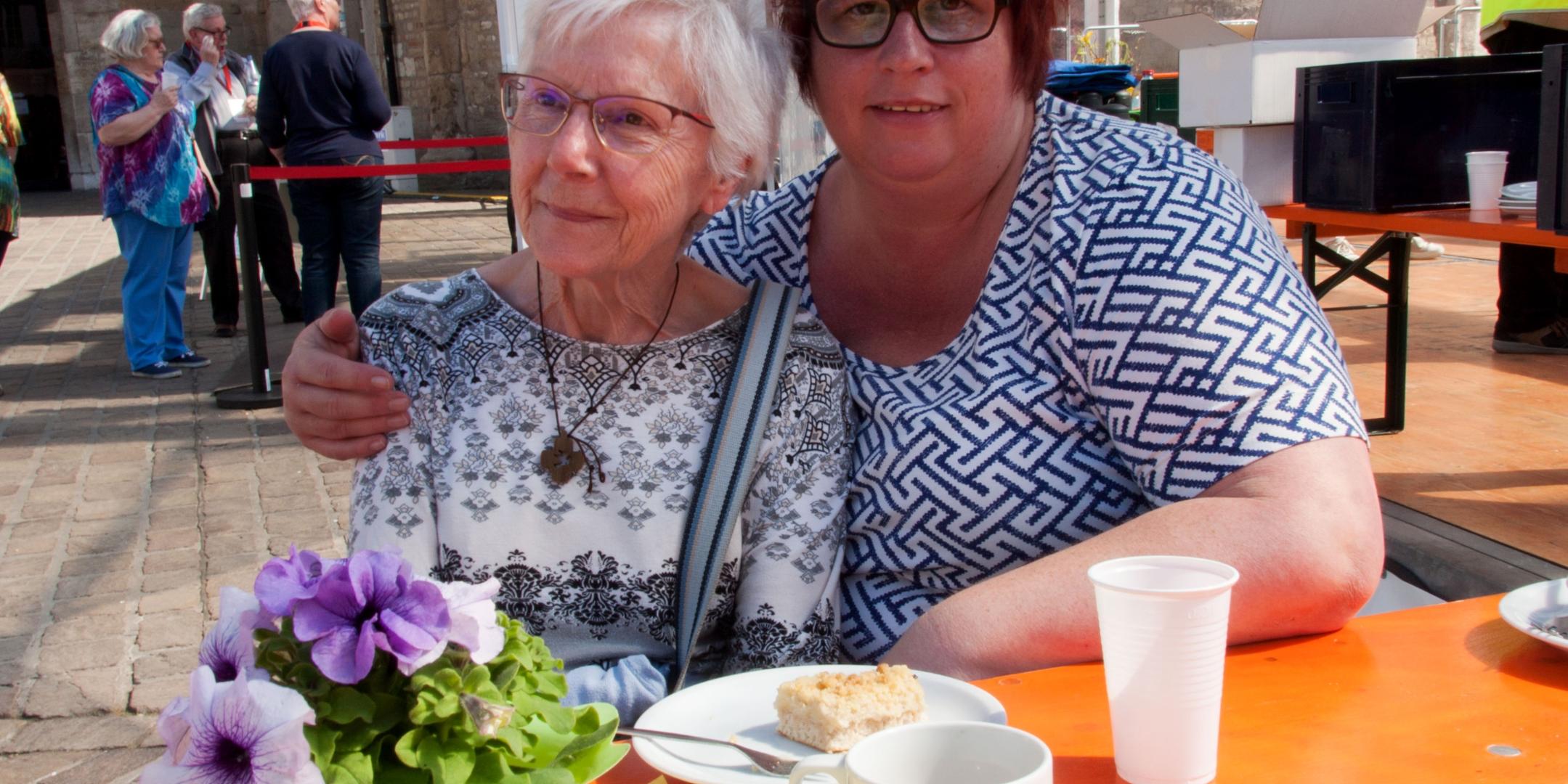 Hildegard Thom (links) genießt mit Myriam Hess den Seniorennachmittag.