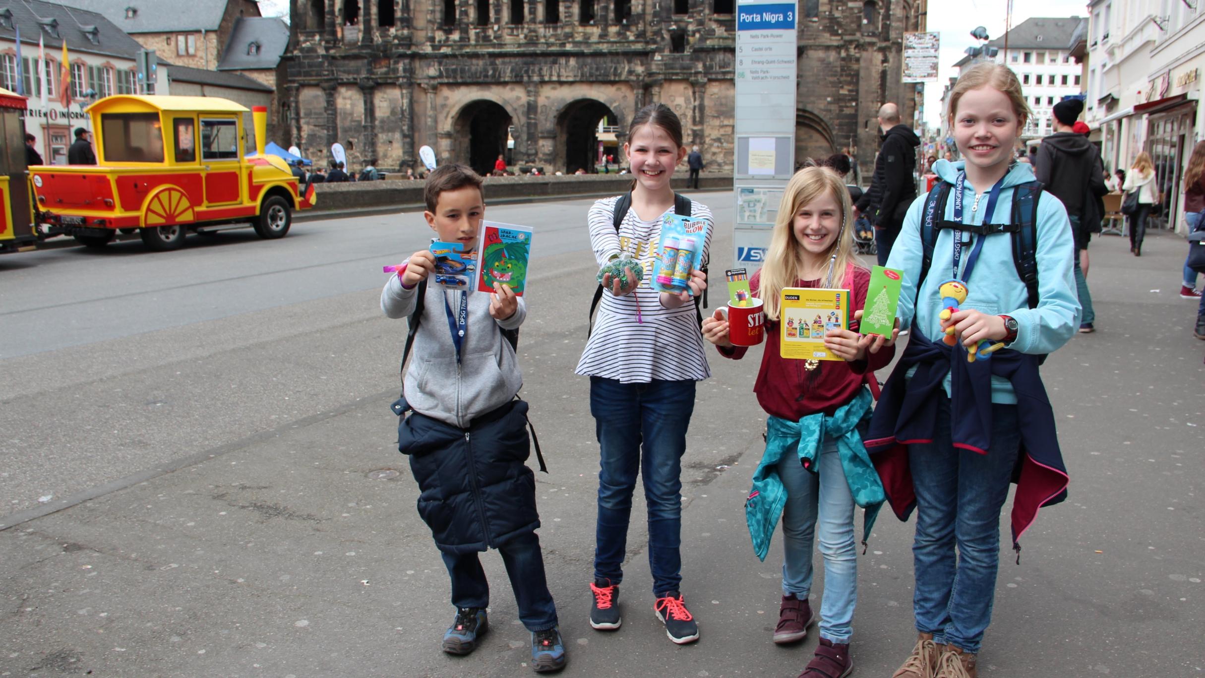 Jonas, Laura, Lara und Kaja zeigen stolz ihre Tausch-Errungenschaften. Insgesamt war die PG Welschbillig mit zehn Messdienern beim Jugendtag in Trier.