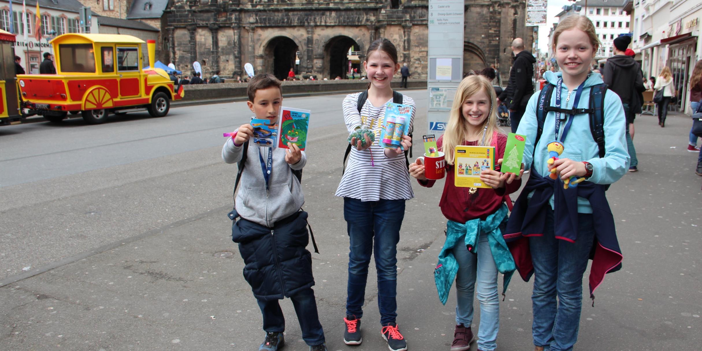 Jonas, Laura, Lara und Kaja zeigen stolz ihre Tausch-Errungenschaften. Insgesamt war die PG Welschbillig mit zehn Messdienern beim Jugendtag in Trier.