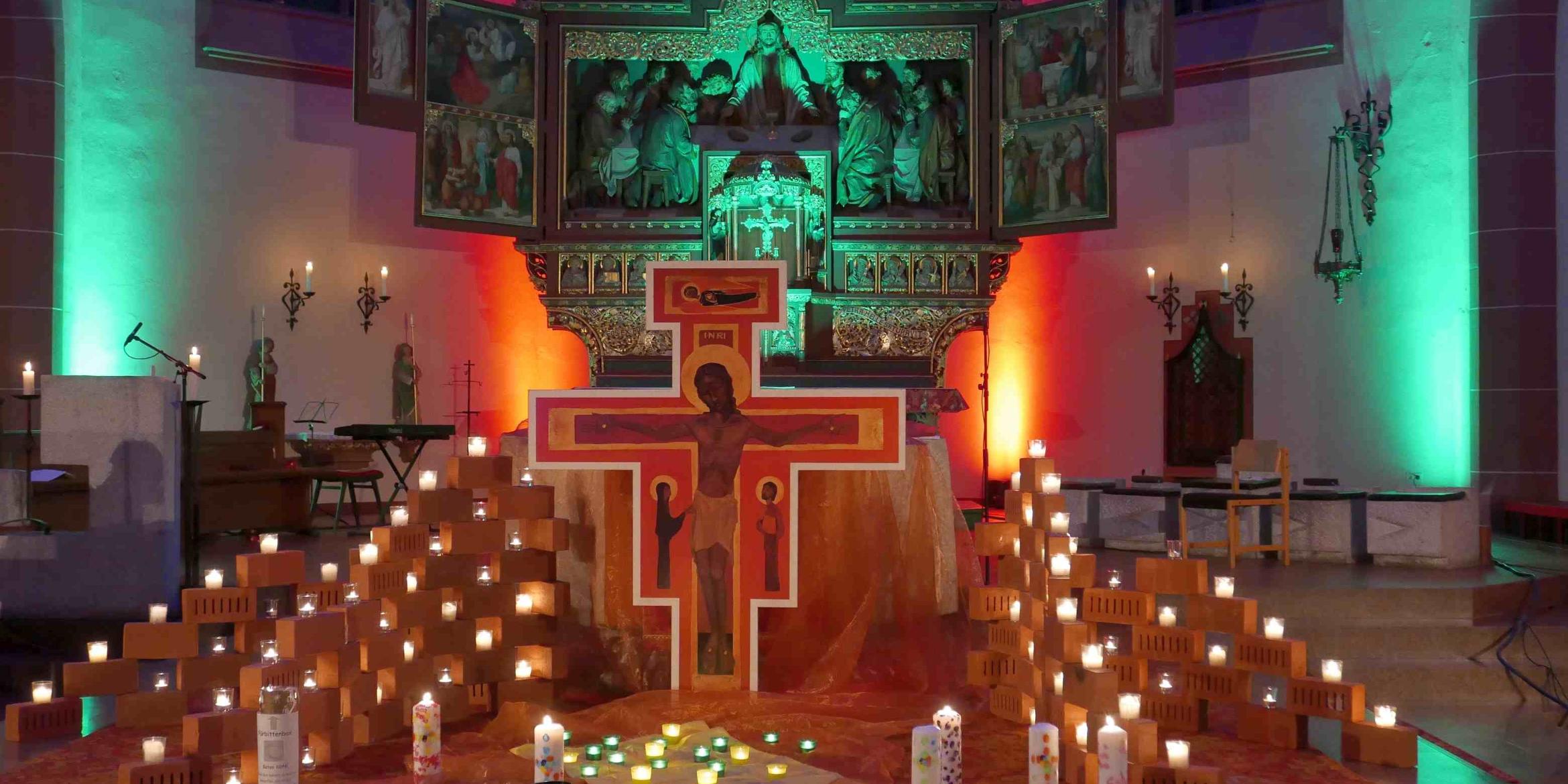 In neuem Licht erstrahlten die unterschiedlichen Kirchenräume wie hier Heilig Kreuz im Rahmen der Nacht der offenen Kirchen in Bad Kreuznach. Fotos: Lagoda