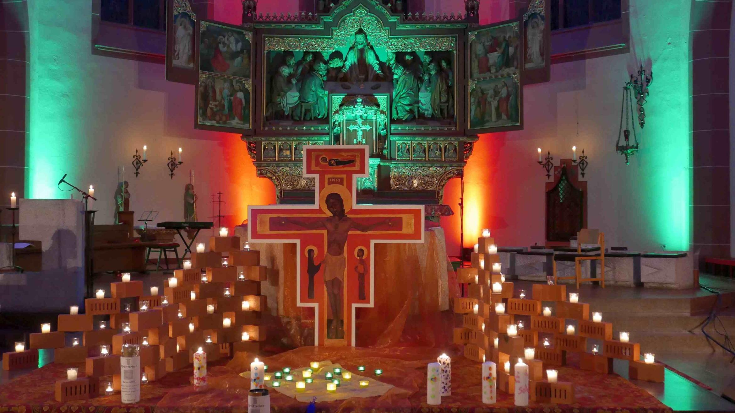 In neuem Licht erstrahlten die unterschiedlichen Kirchenräume wie hier Heilig Kreuz im Rahmen der Nacht der offenen Kirchen in Bad Kreuznach. Fotos: Lagoda