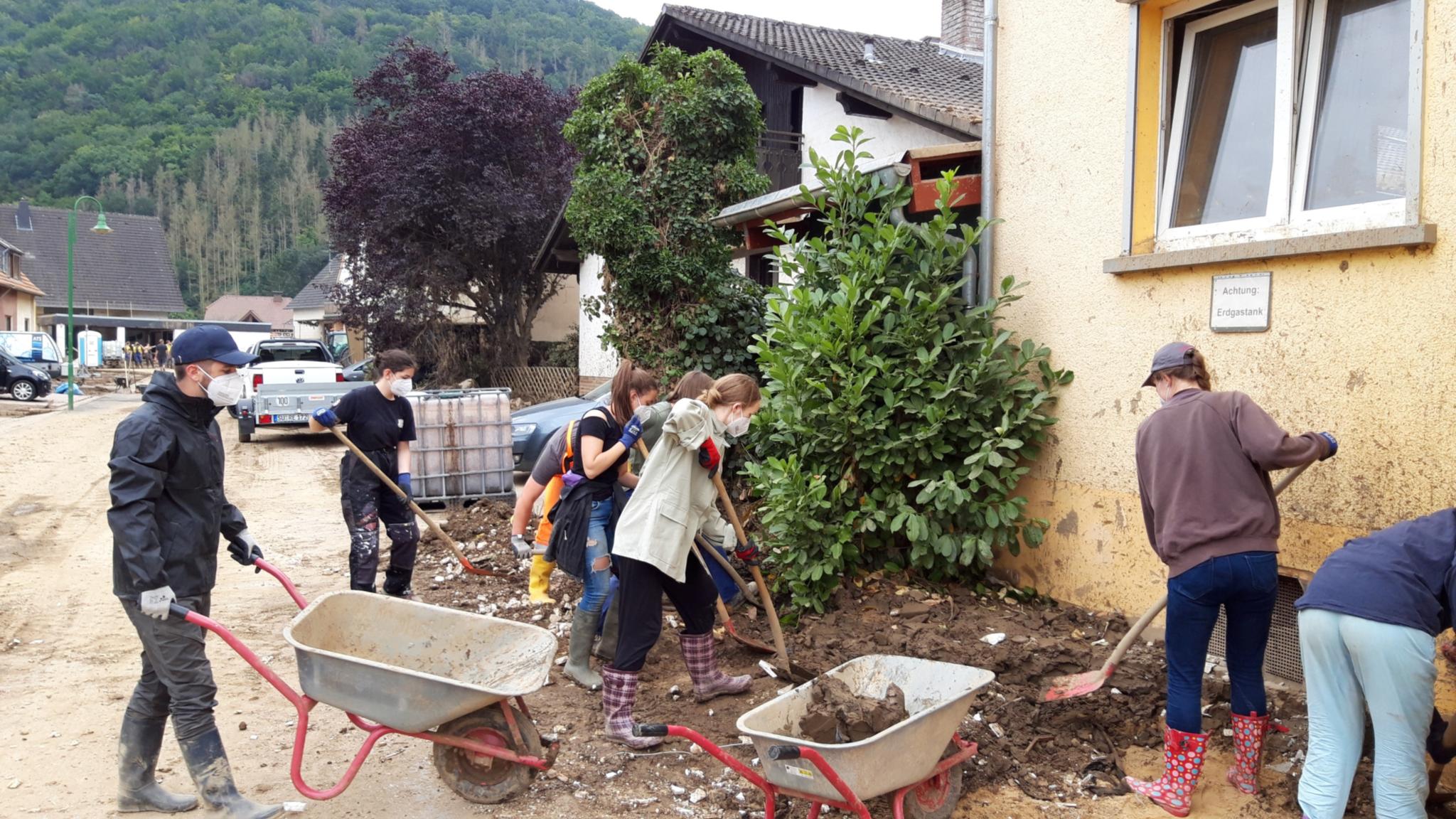 Die Jugendlichen helfen beim Aufräumen nach dem Hochwasser. Fotos: privat