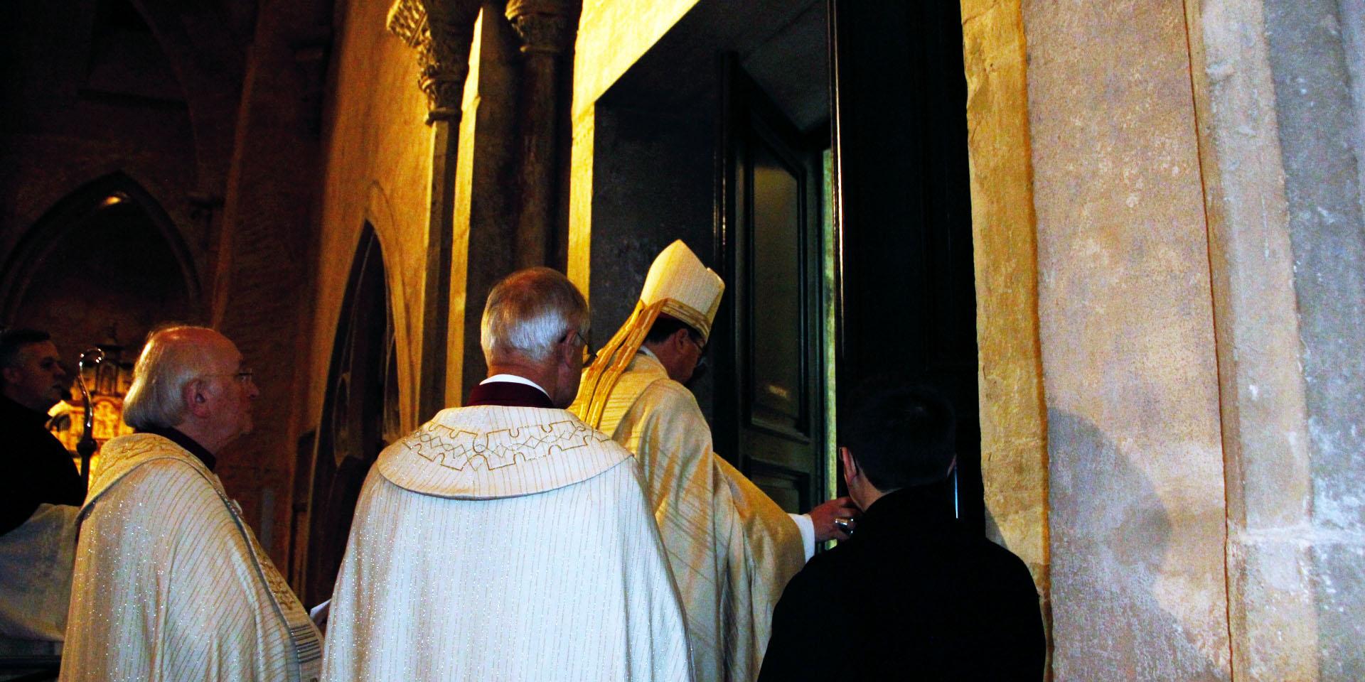 Bischof Ackermann hat die Heilige Pforte im Trierer Dom geschlossen.
