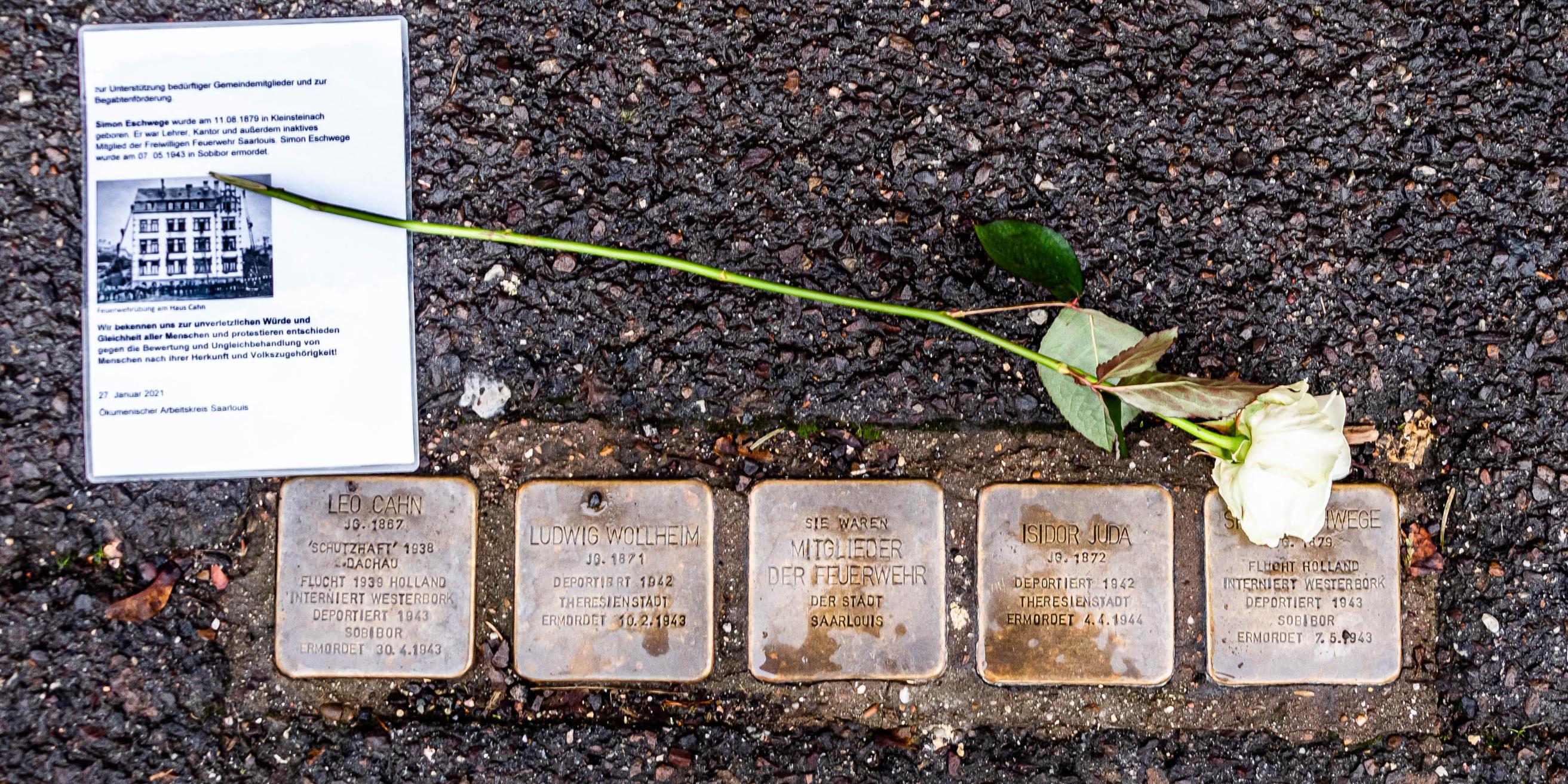Im vergangenen Jahr legten die Mitglieder des Ökumenischen Arbeitskreises weiße Rosen an den Stolpersteinen in Saarlouis nieder. Foto: Rolf Ruppenthal/Bistum Trier