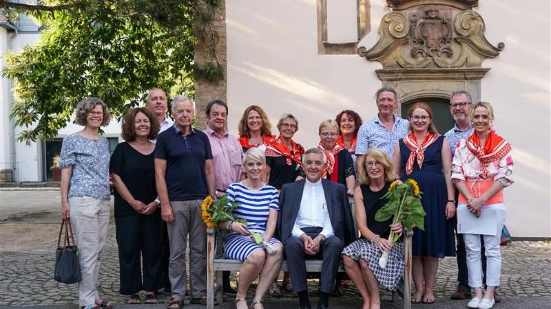 Ehrenamtliche Hospizhelferinnen und Hospizhelfer des Malteser Hilfsdienstes mit Weihbischof Franz Josef Gebert in der Mitte (Foto: Malteser Hilfsdienst)