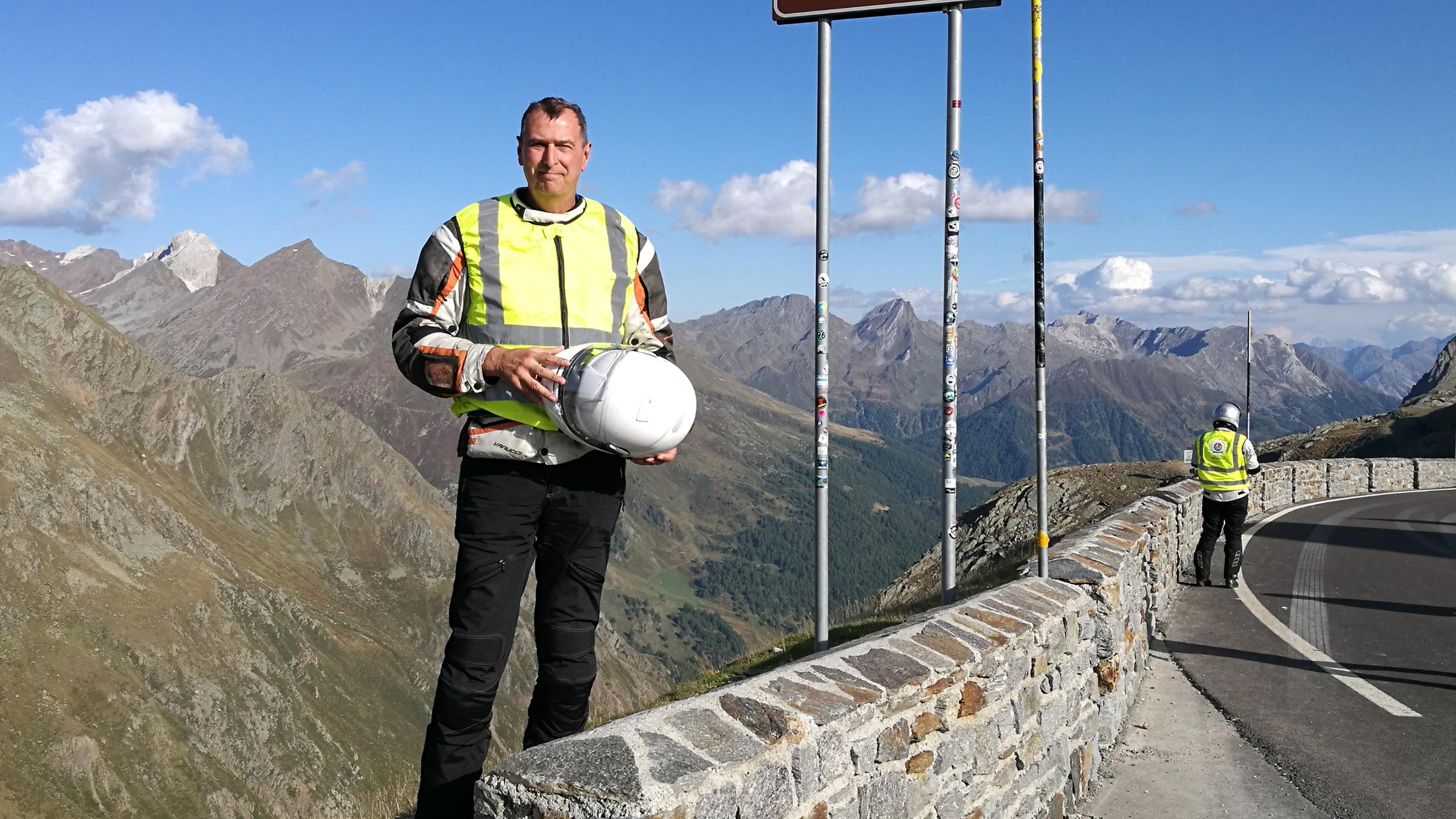 Jedes Jahr bietet Hubertus Kesselheim eine Motorradwallfahrt für die Beamten an - hier sieht man ihn auf dem Rückweg von Assisi, wo er mit 49 Polizistinnen und Polizisten war. (Foto: privat)