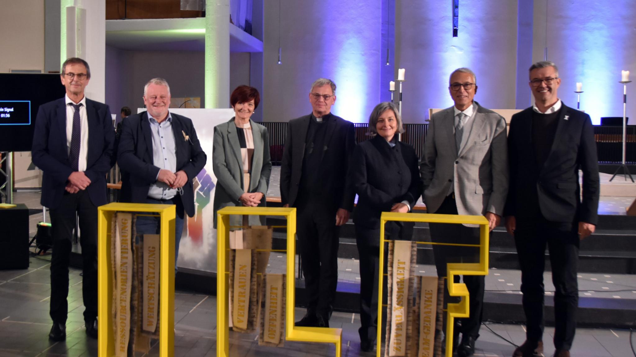 GWB-Geschäftsführer Joachim Jung-Sion, SPD-Landtagsfraktions-Vorsitzender Ulrich Commerçon, Ordinariatsdirektorin Katja Göbel, Generalvikar Dr. Ulrich Graf von Plettenberg, Prof. Dr. Viera Pirker, Horst Heller vom religionspädagogischen Zentrum (Evangelische Kirche der Pfalz) und ILF-Leiter Thomas Mann beim Festakt in der Jugendkirche eli.ja in Saarbrücken. Foto: Ute Kirch/Bistum Trier