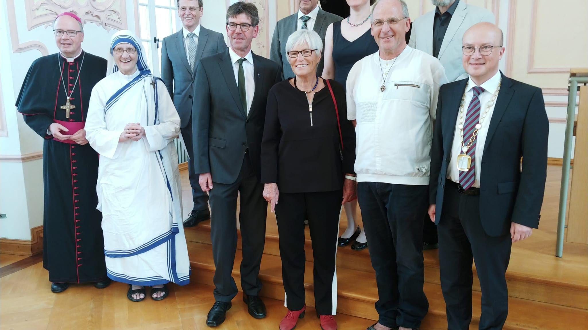 Von links nach rechts – vordere Reihe: Bischof Dr. Stephan Ackermann, Sr. Mary Prema Prierick MC, Prof. Dr. Michael Jäckel, Christel Neudeck, Br. Dr. Andreas Knapp, Prof. Dr. Johannes Brantl; – hintere Reihe: Prof. Dr. Bernhard Schneider, Prof. Dr. Joachim Theis, Prof. Dr. Carolin Neuber, Prof. Dr. Dr. Werner Schüßler (Foto: Theologische Fakultät Trier)