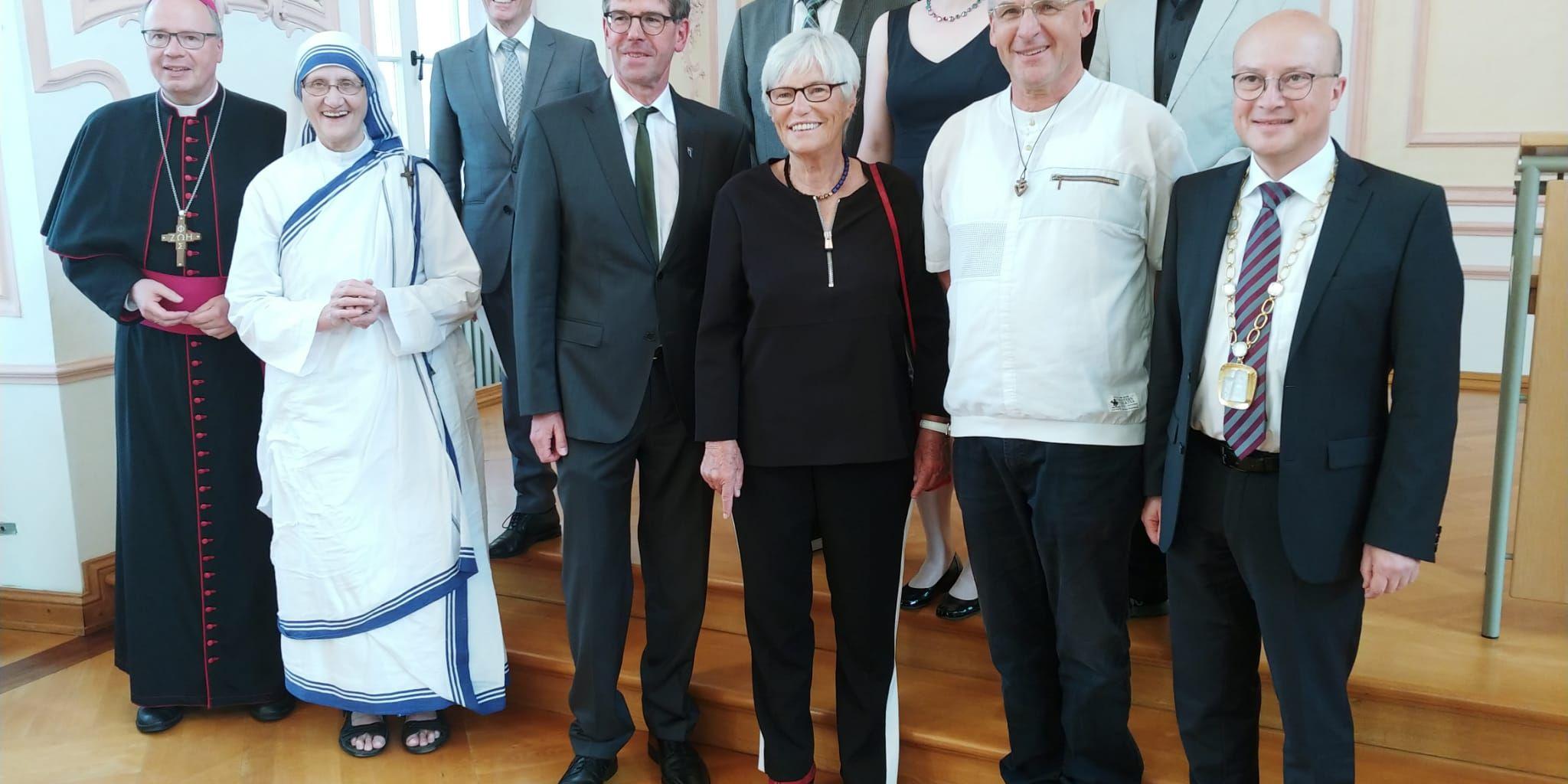 Von links nach rechts – vordere Reihe: Bischof Dr. Stephan Ackermann, Sr. Mary Prema Prierick MC, Prof. Dr. Michael Jäckel, Christel Neudeck, Br. Dr. Andreas Knapp, Prof. Dr. Johannes Brantl; – hintere Reihe: Prof. Dr. Bernhard Schneider, Prof. Dr. Joachim Theis, Prof. Dr. Carolin Neuber, Prof. Dr. Dr. Werner Schüßler (Foto: Theologische Fakultät Trier)