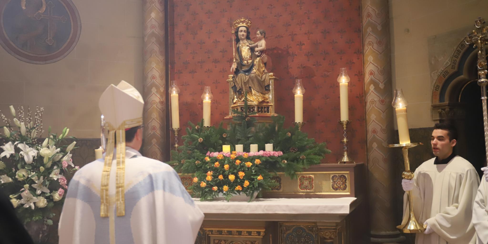 Bischof Ackermann erneuert in der Liebfrauenkirche die Weihe an die Gottesmutter.