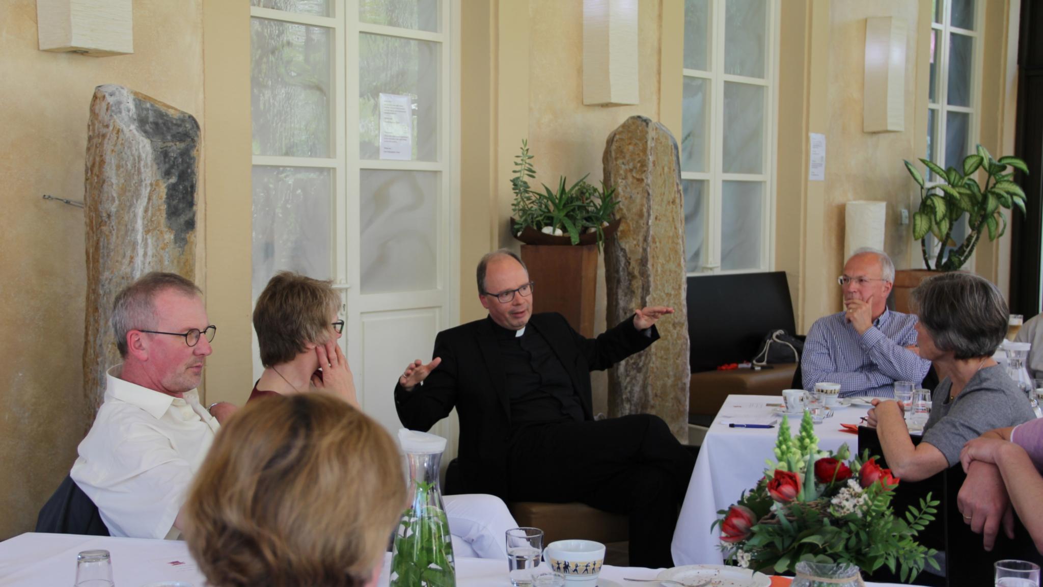 Bischof Ackermann im Gespräch mit den Ehepaaren