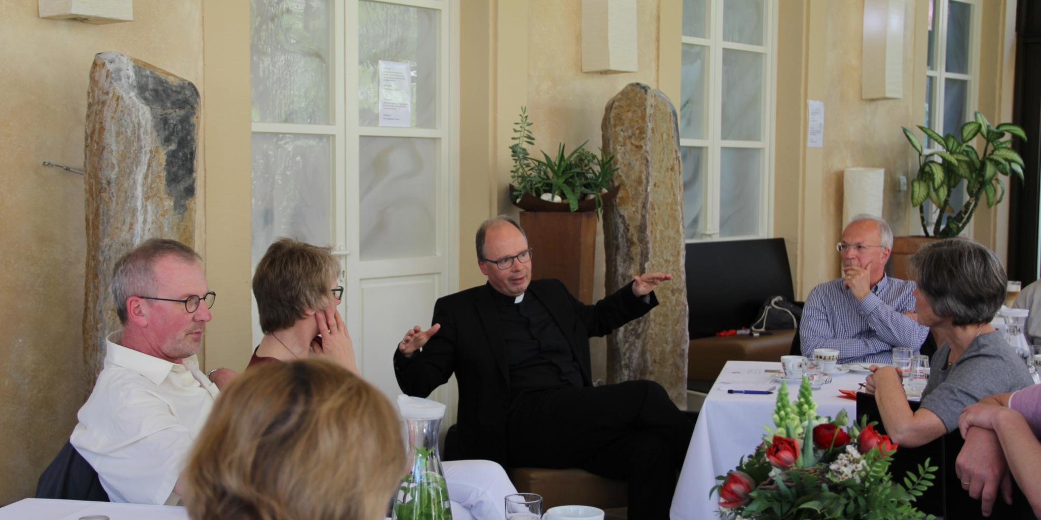 Bischof Ackermann im Gespräch mit den Ehepaaren