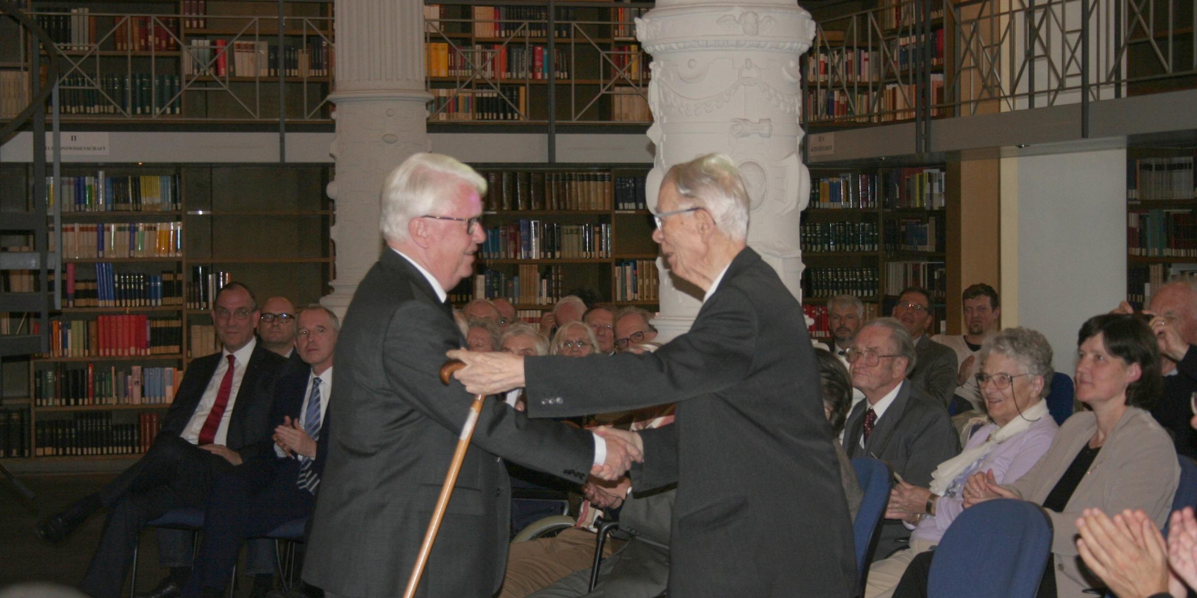 Prof. Dr. Dr. Franz Ronig (rechts) und Dompropst Werner Rössel (Foto: Bibliothek des Priesterseminars)