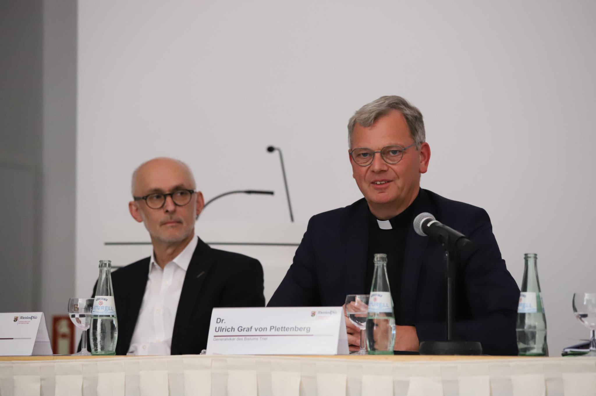 Generalvikar Dr. Ulrich Graf von Plettenberg und Markus Groß-Morgen, Museumsdirektor des Museums am Dom, stellten die Ausstellung 'Im Zeichen des Kreuzes - eine Welt ordnet sich neu' vor.