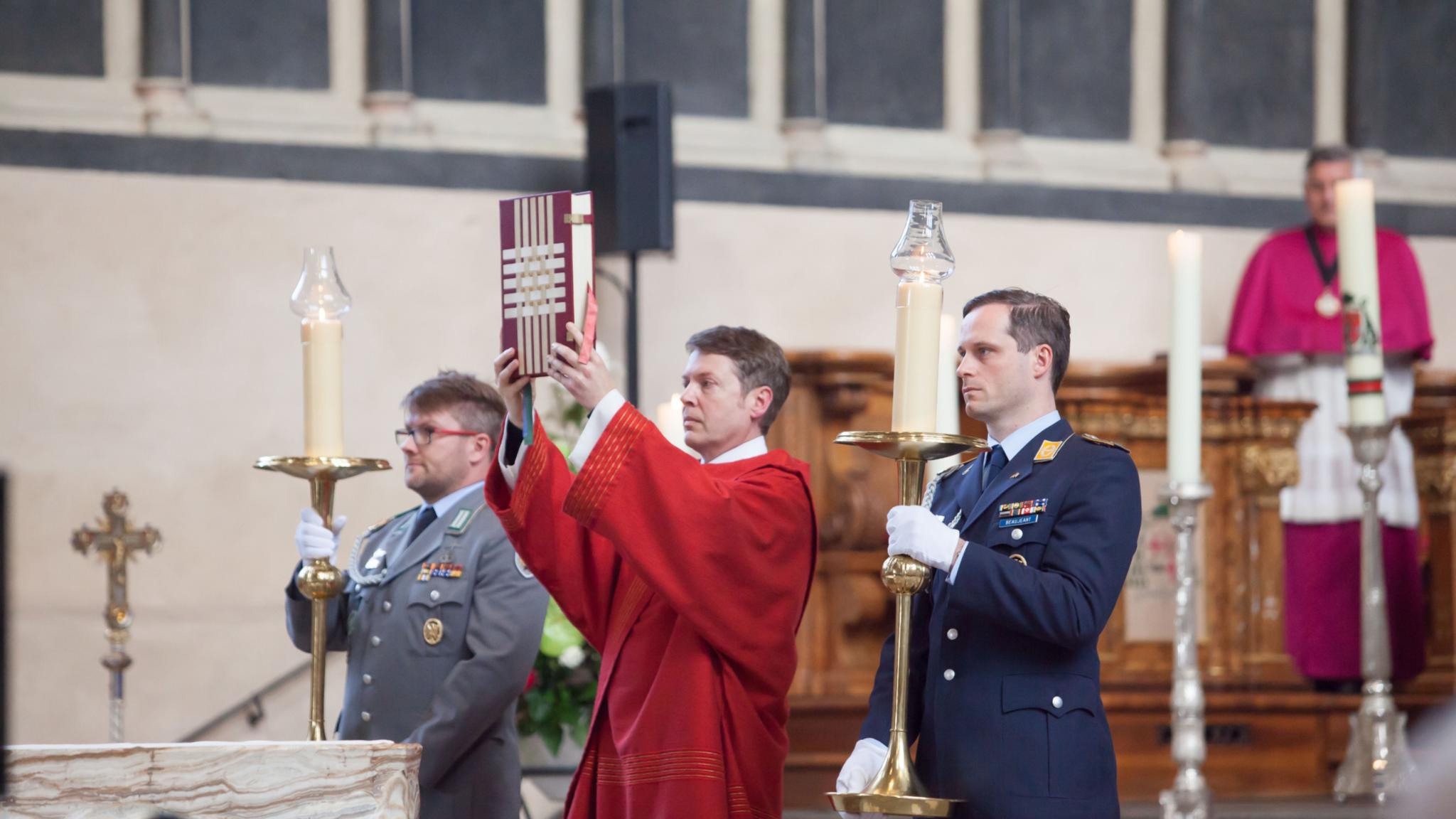 Die Soldaten übernahmen auch den Ministrantendienst beim Gottesdienst; hier mit Diakon Ulrich Weinand (Mitte)