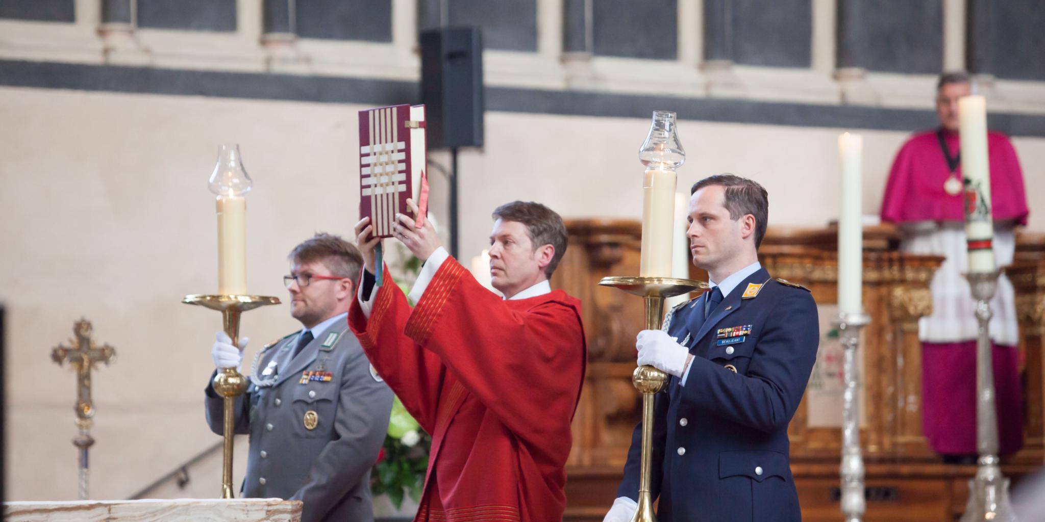 Die Soldaten übernahmen auch den Ministrantendienst beim Gottesdienst; hier mit Diakon Ulrich Weinand (Mitte)