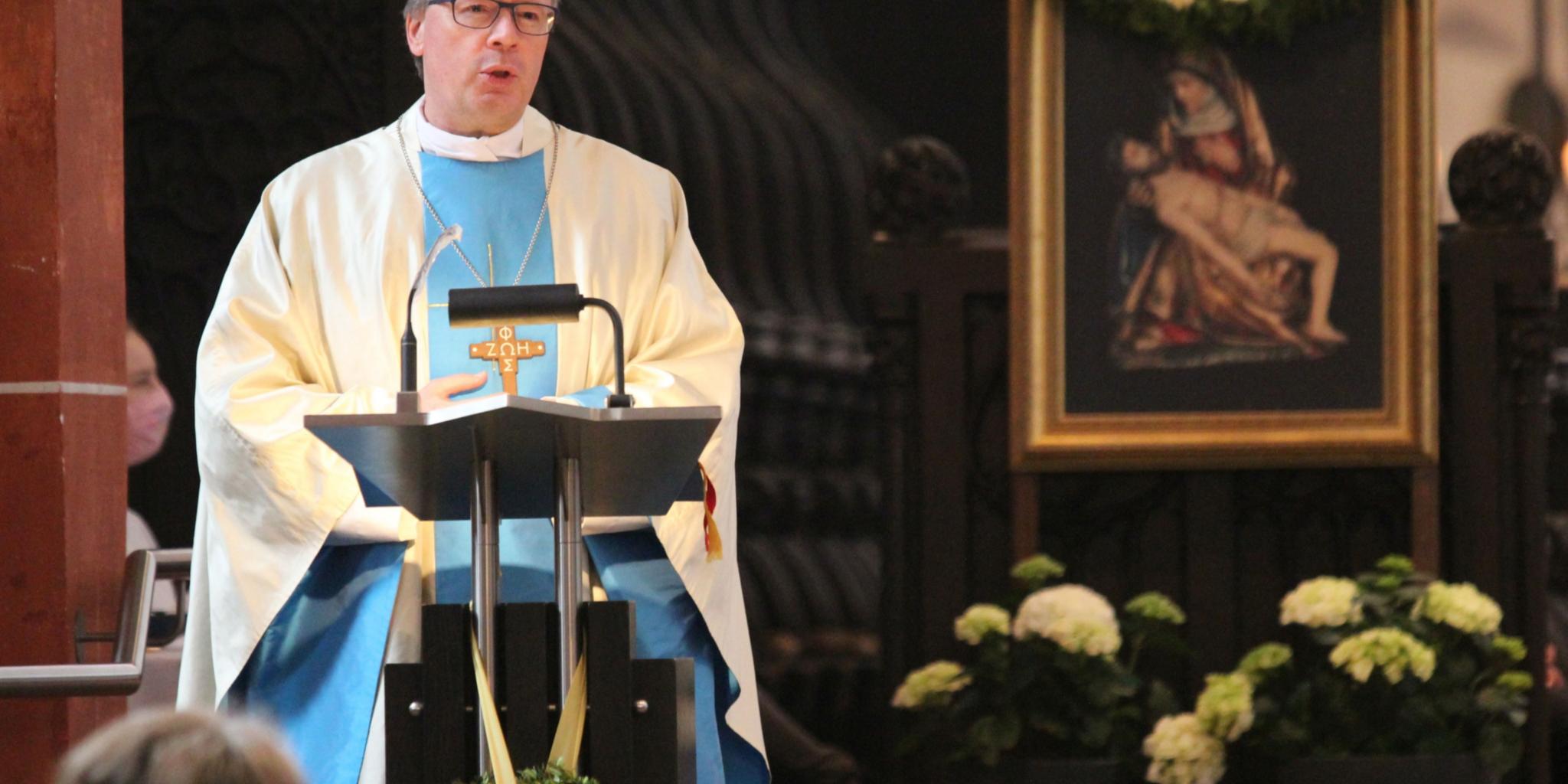 Bischof Ackermann bei der Predigt. Im Hintergrund das Klausener Gnadenbild. (Foto: Tobias Marenberg)