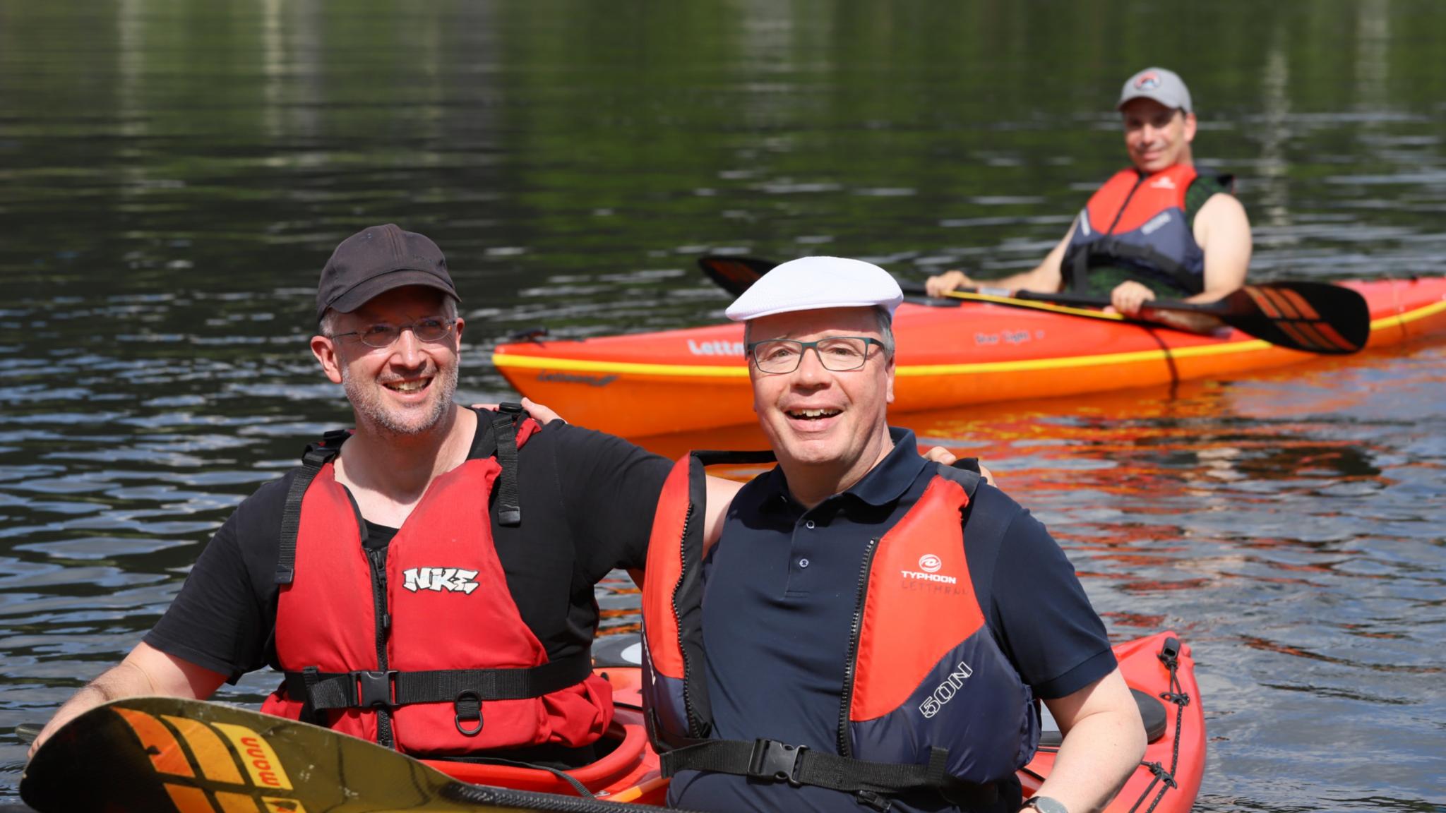 Bischof Dr. Stephan Ackermann und Präses Thorsten Latzel bei der Abfahrt in Schoden an der Saar