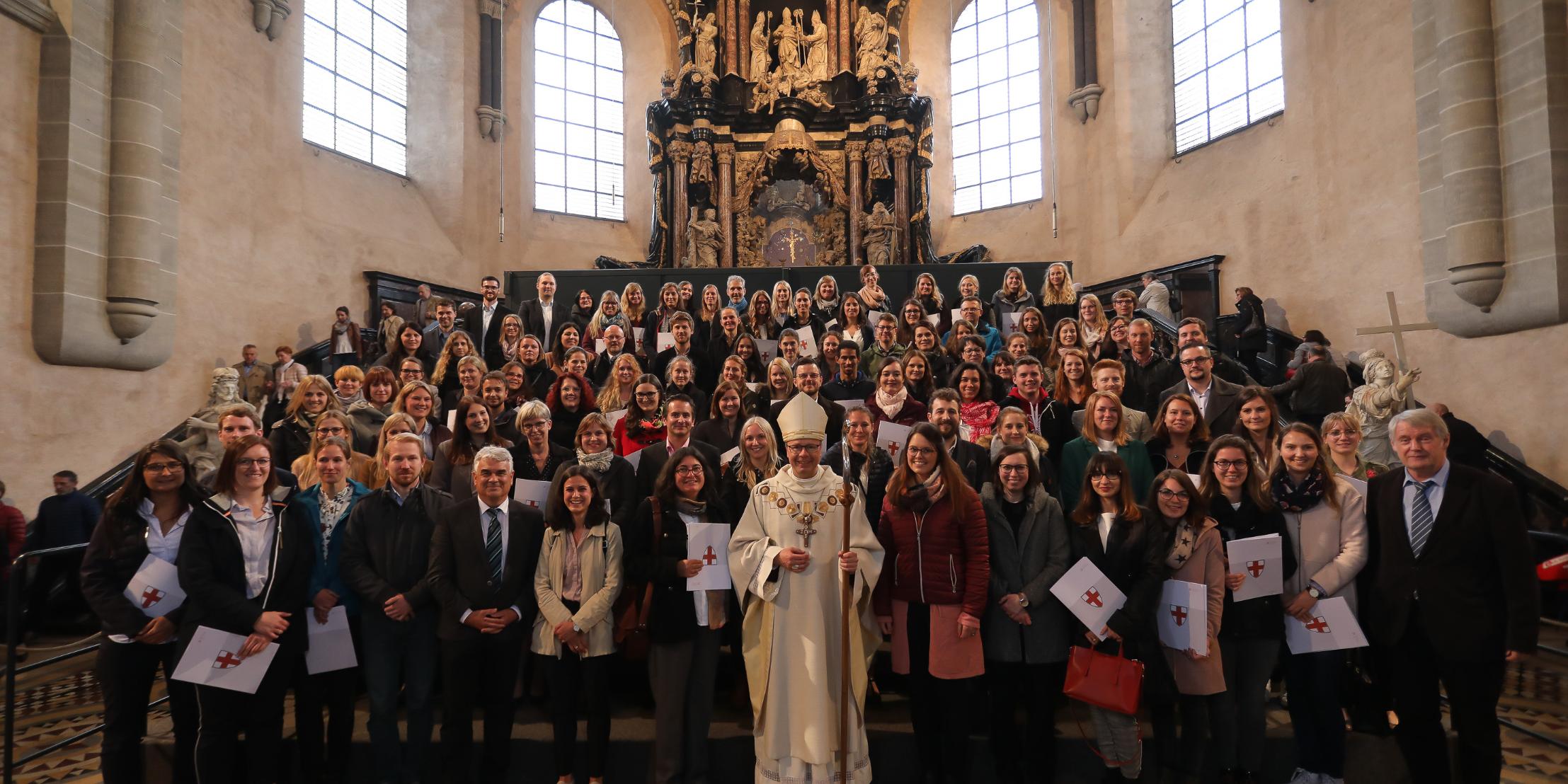 Bischof Ackermann (Mitte) mit den neubeauftragten Religionslehrerinnen und -lehrern