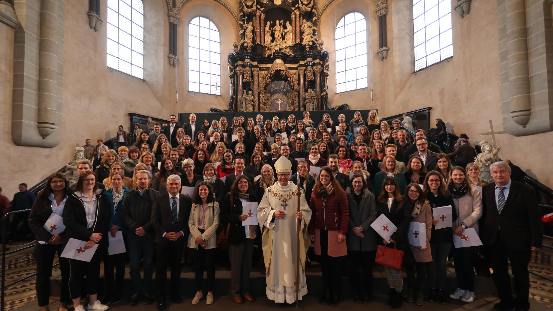 Bischof Ackermann (Mitte) mit den neubeauftragten Religionslehrerinnen und -lehrern